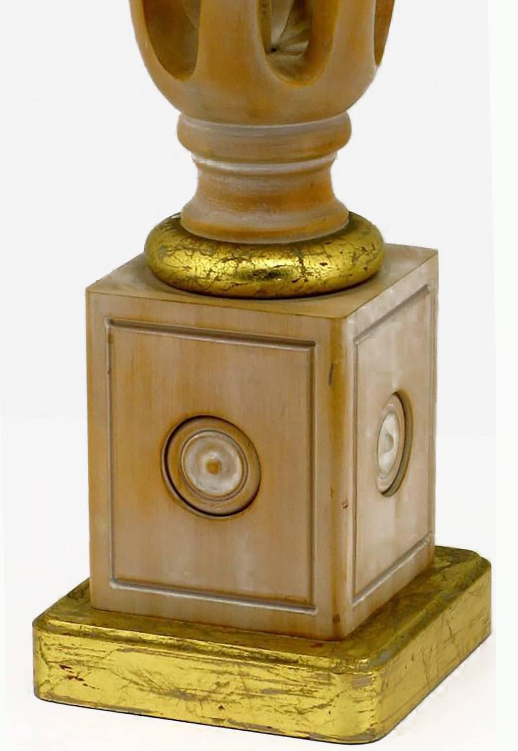 Milieu du XXe siècle Paire de lampes de bureau Frederick Cooper sculptées et chauffées à torsion d'orge en vente