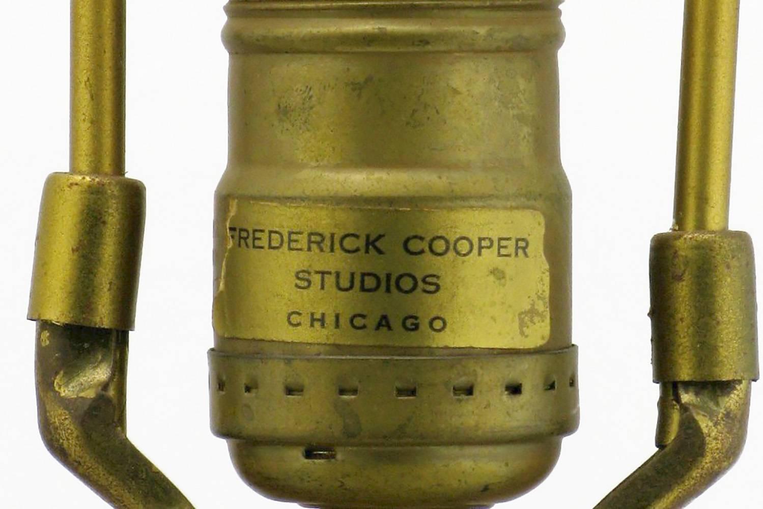 Paire de lampes de bureau Frederick Cooper sculptées et chauffées à torsion d'orge en vente 1