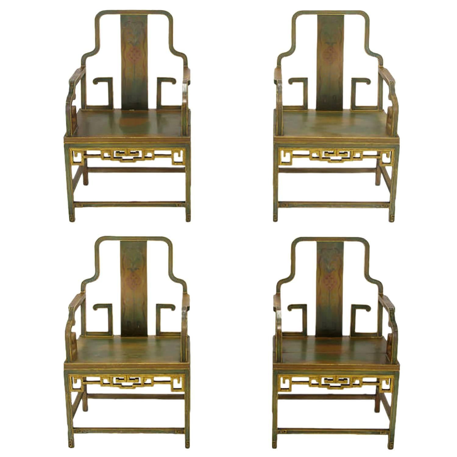 Diese vier lackierten und vergoldeten, chinesisch inspirierten Sessel mit ausgezeichneter Patina und Schnitzerei wurden ursprünglich im Kaufhaus Gump's in San Francisco erworben. Johan Tapp schuf in dieser Zeit Möbel für Gumps, aber der Hersteller