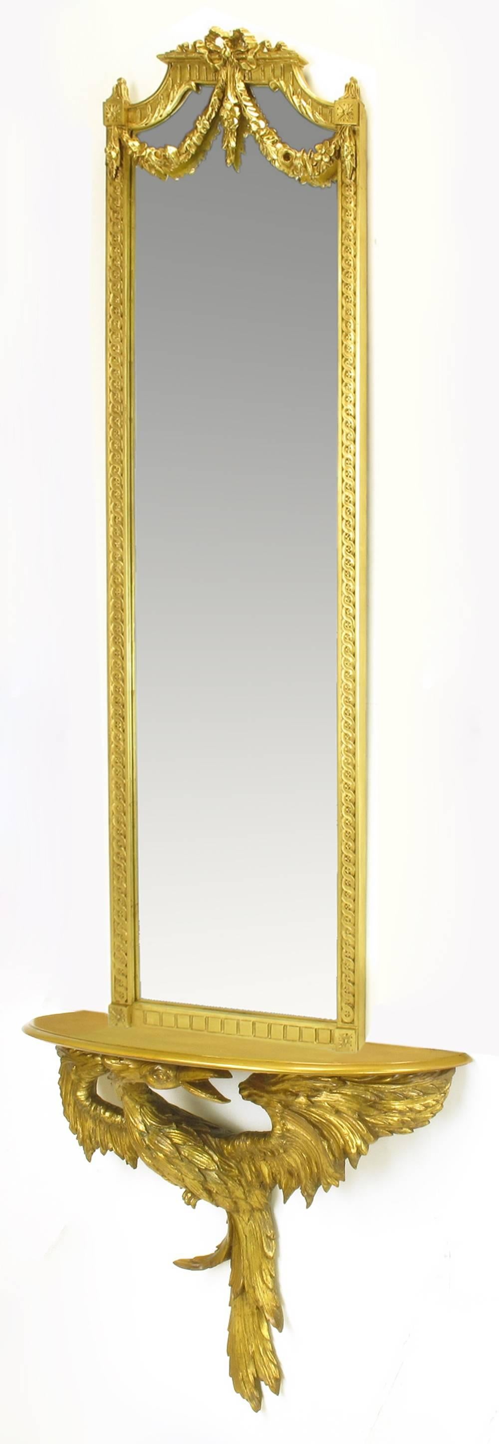Italienischer handgeschnitzter und vergoldeter Konsolenspiegel aus Obstholz in Form eines Phönix. Eine sehr komplizierte Arbeit, bei der jede Feder gerillt ist. Der Vogel hält eine demilune Oberseite und einen 60-Zoll-Spiegel mit Band und floralen