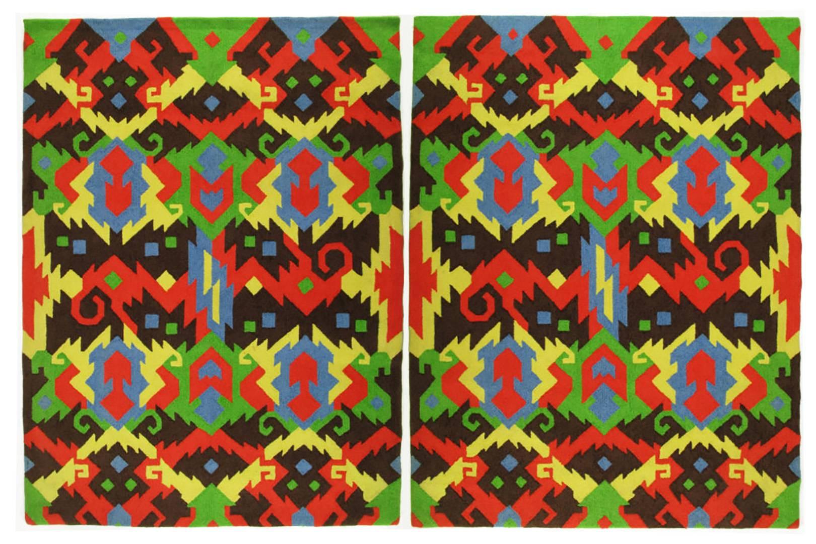 Ein Paar farbenfrohe geometrische Teppiche von Edward Fields aus dem Jahr 1972 (amerikanisch)