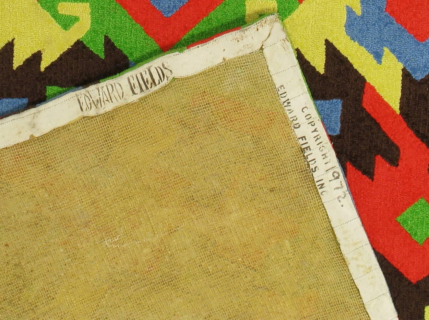 Ein Paar farbenfrohe geometrische Teppiche von Edward Fields aus dem Jahr 1972 3