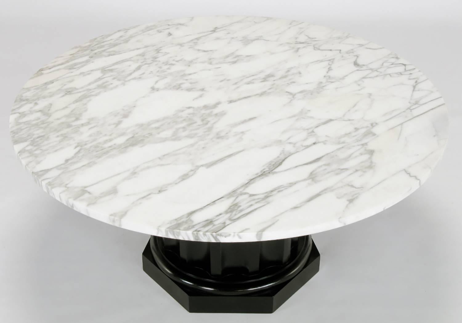 Weißer Couchtisch aus weißem Carrara-Marmor mit ebonisiertem, geriffeltem Holzfuß (amerikanisch) im Angebot