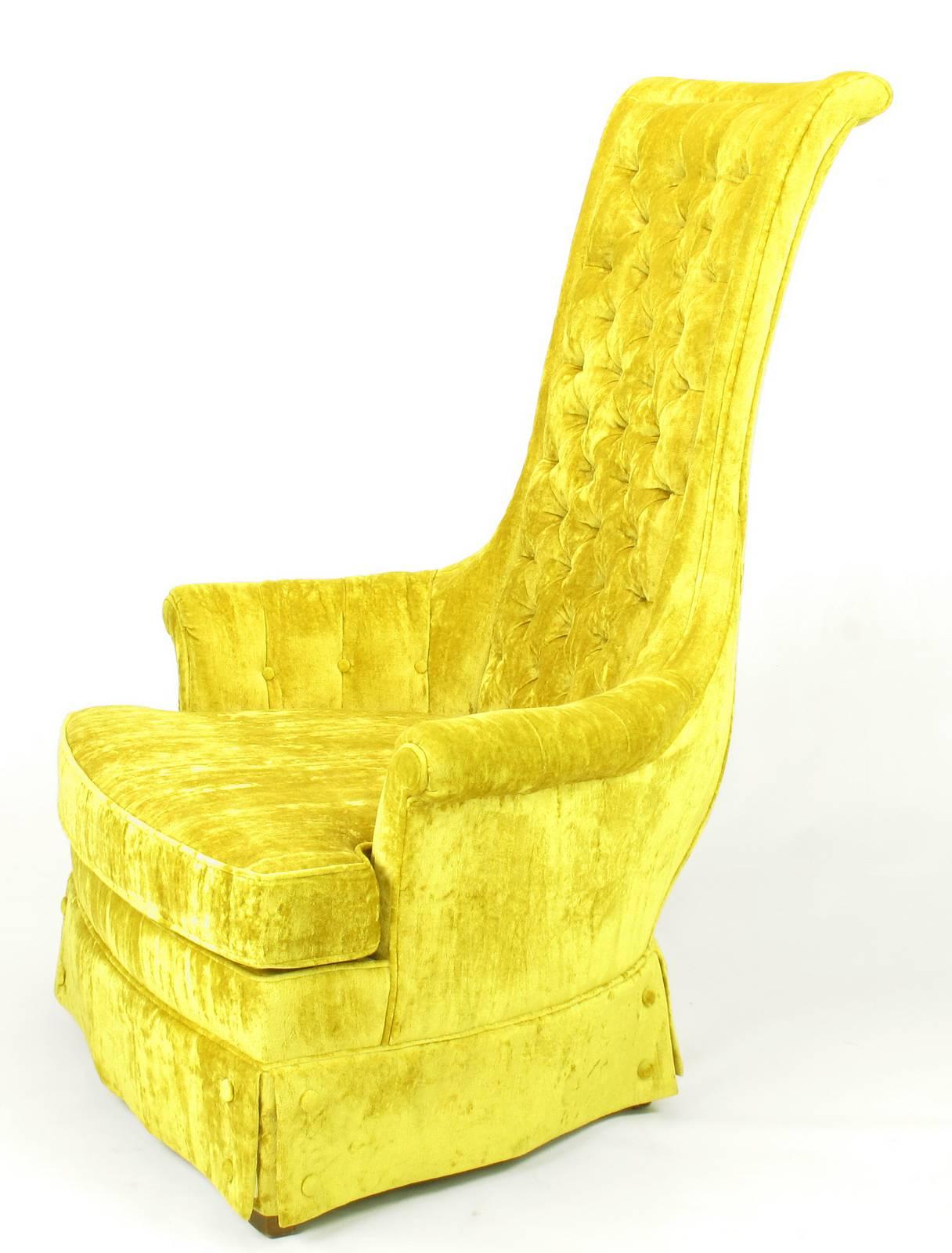 Mid-Century Modern Chaises longues à haut dossier sinueux en velours doré écrasé, des années 1960 en vente