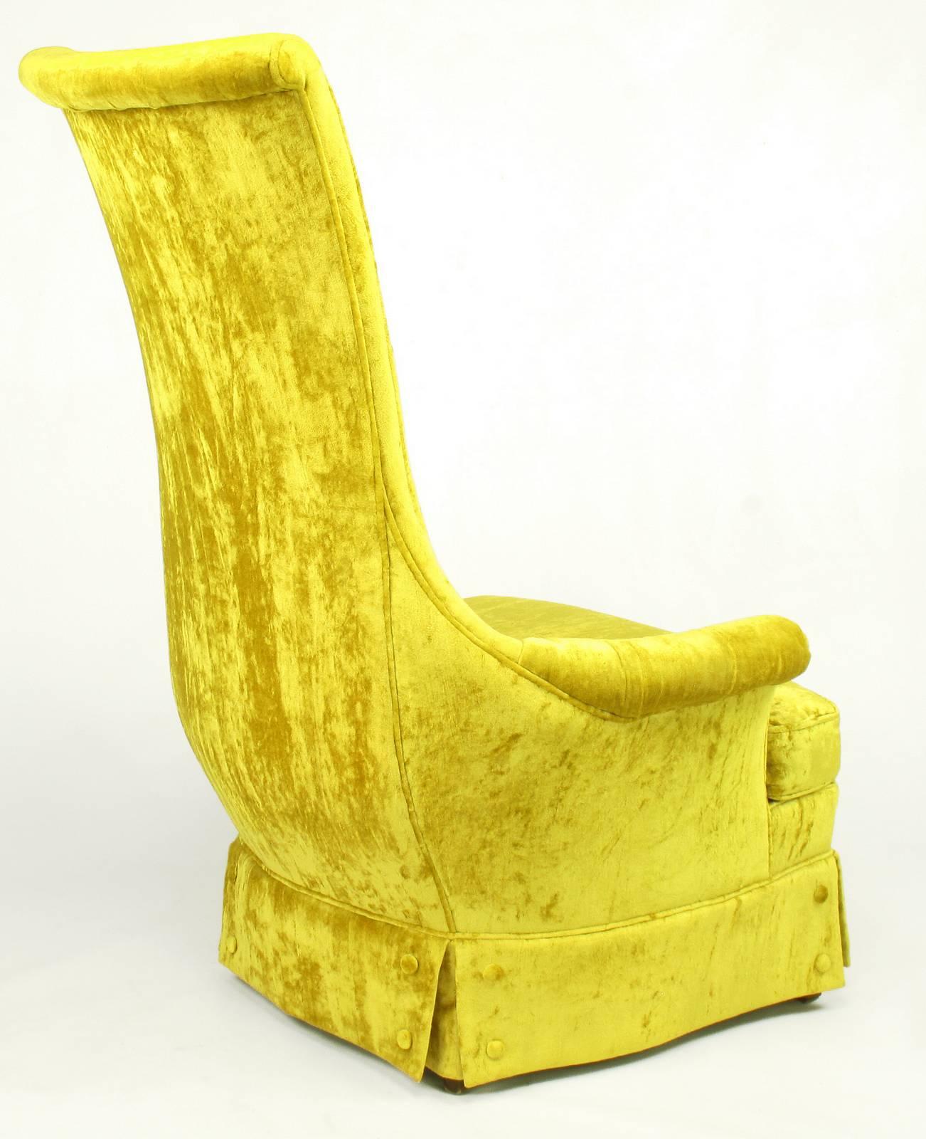 Chaises longues à haut dossier sinueux en velours doré écrasé, des années 1960 Excellent état - En vente à Chicago, IL