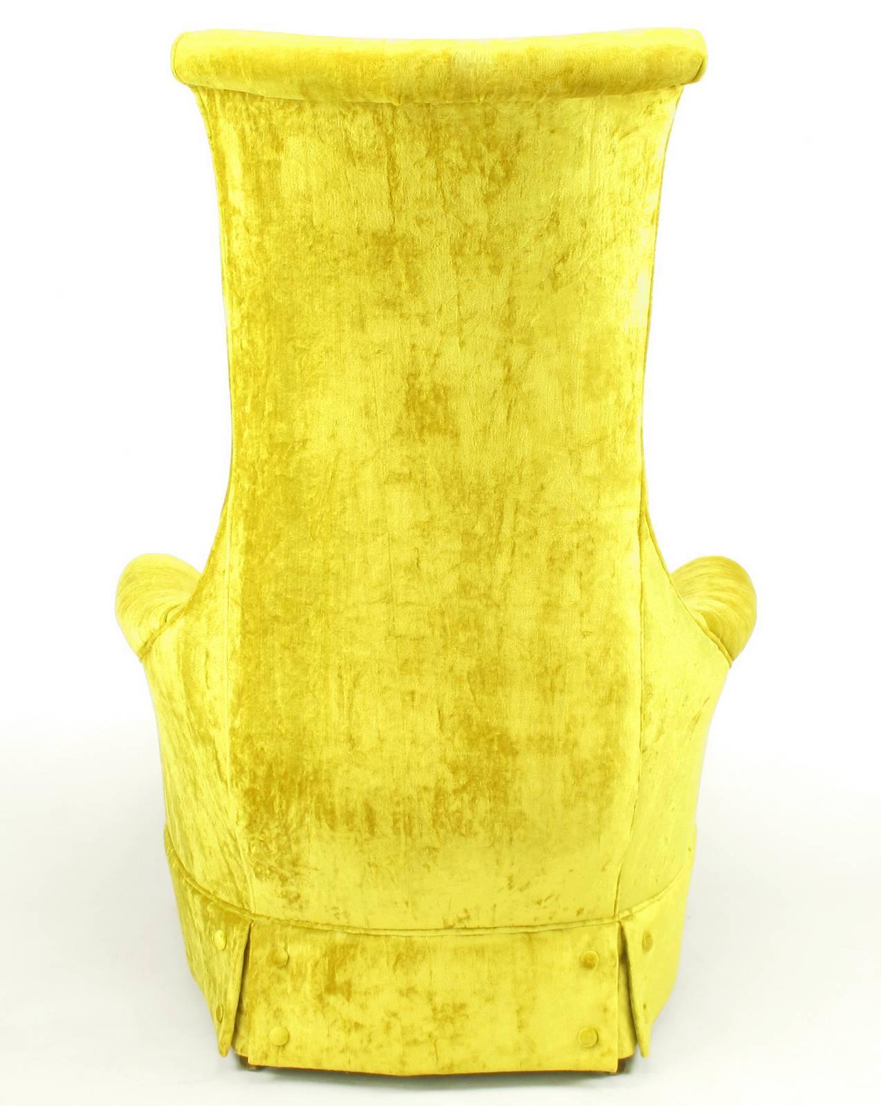 Milieu du XXe siècle Chaises longues à haut dossier sinueux en velours doré écrasé, des années 1960 en vente