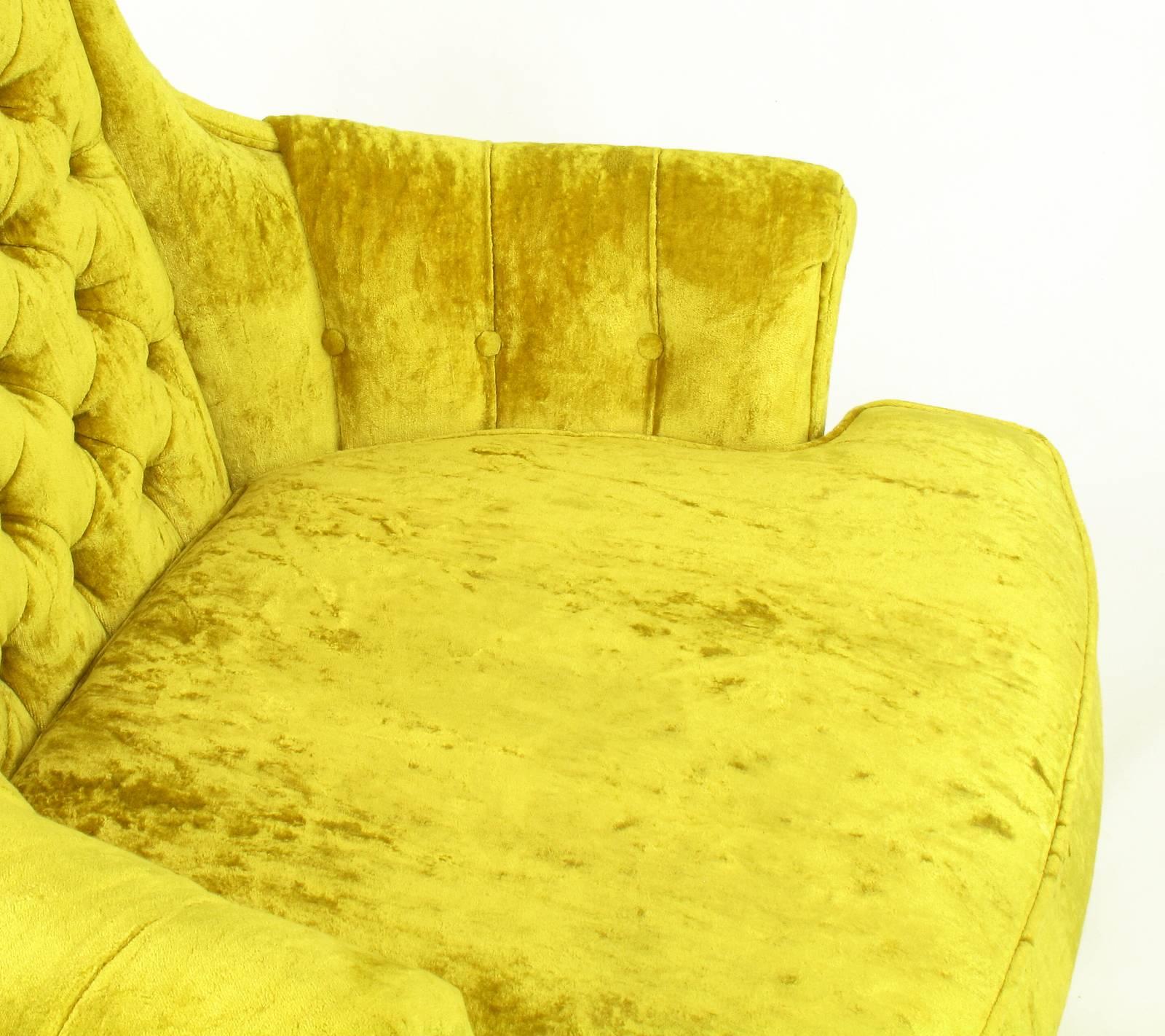 Bois Chaises longues à haut dossier sinueux en velours doré écrasé, des années 1960 en vente