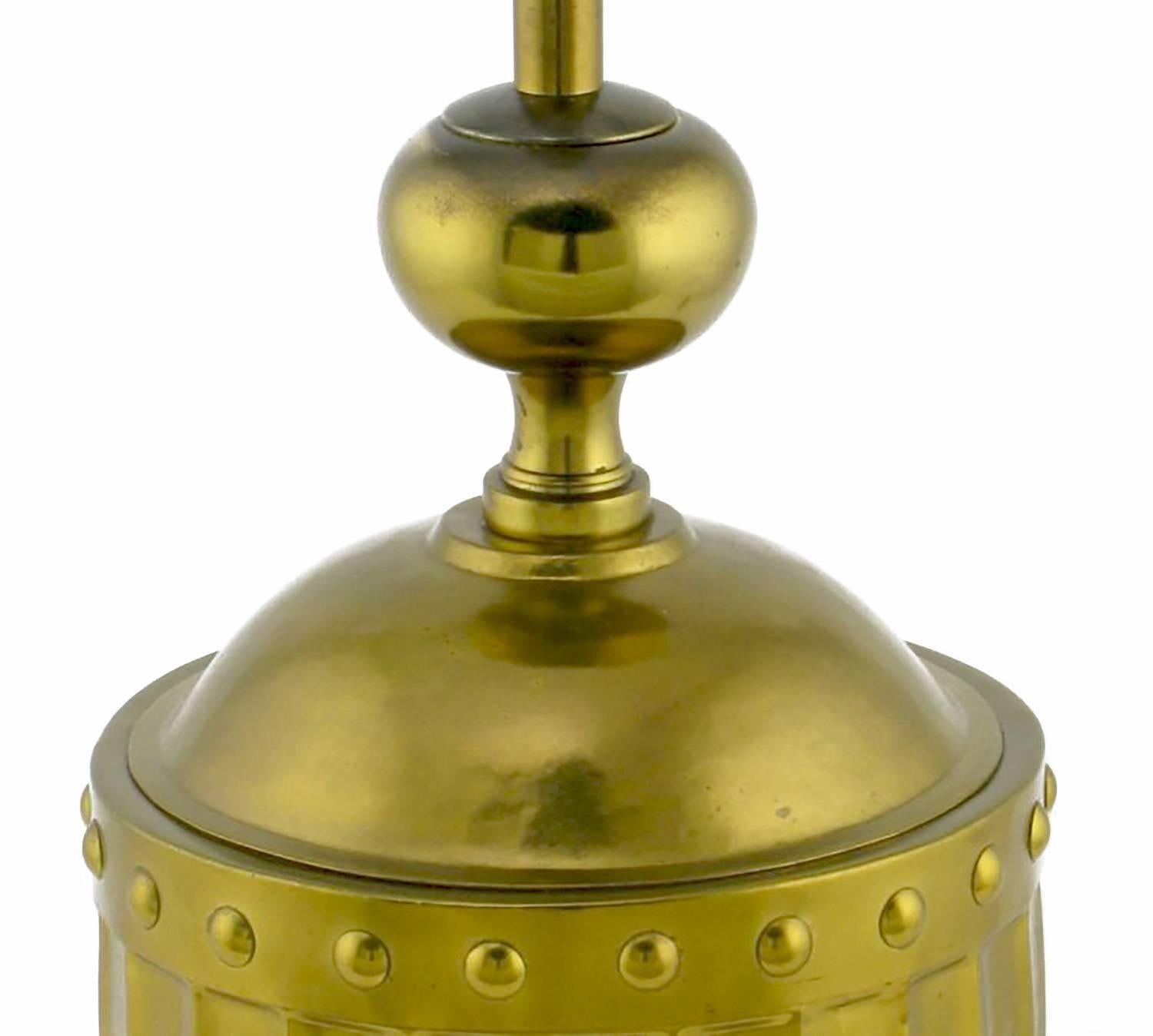 Mid-Century Modern Paire de lampes de bureau en forme d'urne Stiffel en laiton cannelé et clouté en vente
