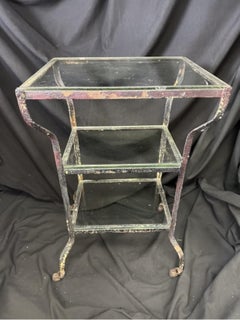 Table d'appoint à trois niveaux en fer et en verre des années 1930