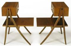 Raro par de mesillas de noche de nogal Kipp Stewart & Stewart Mac Dougall