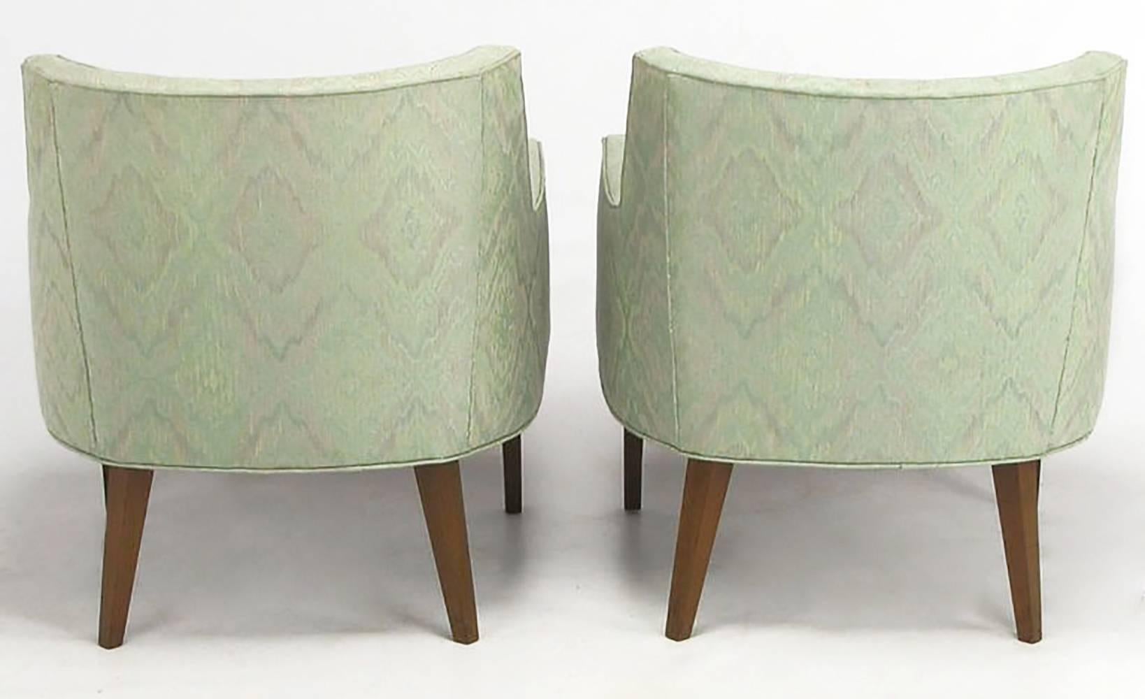Pair of Classic Barrel-Back Club Chairs in Ikat Upholstery In Good Condition For Sale In Chicago, IL