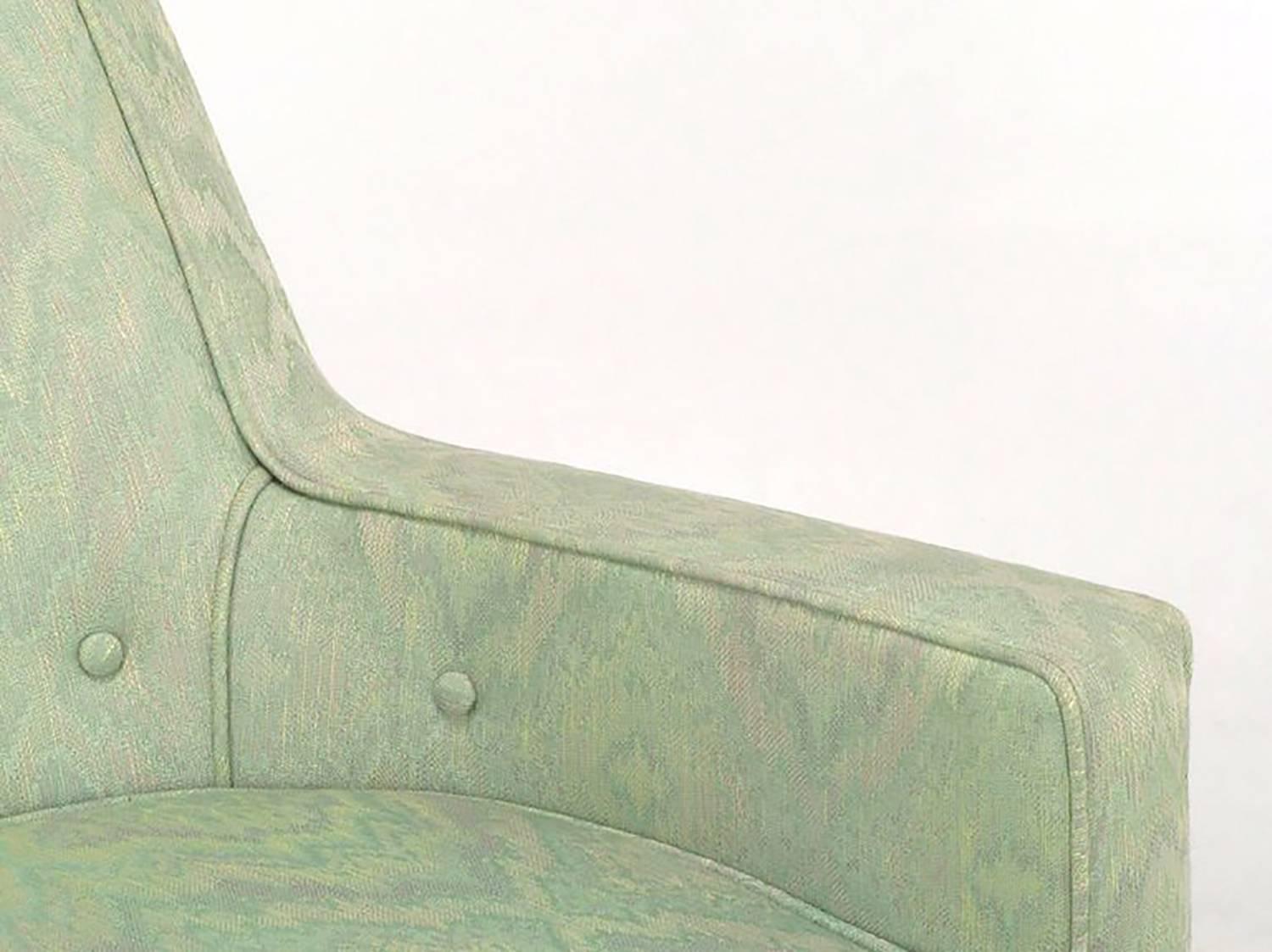 Milieu du XXe siècle Paire de fauteuils club classiques à dossier baril recouvert de tissu Ikat en vente