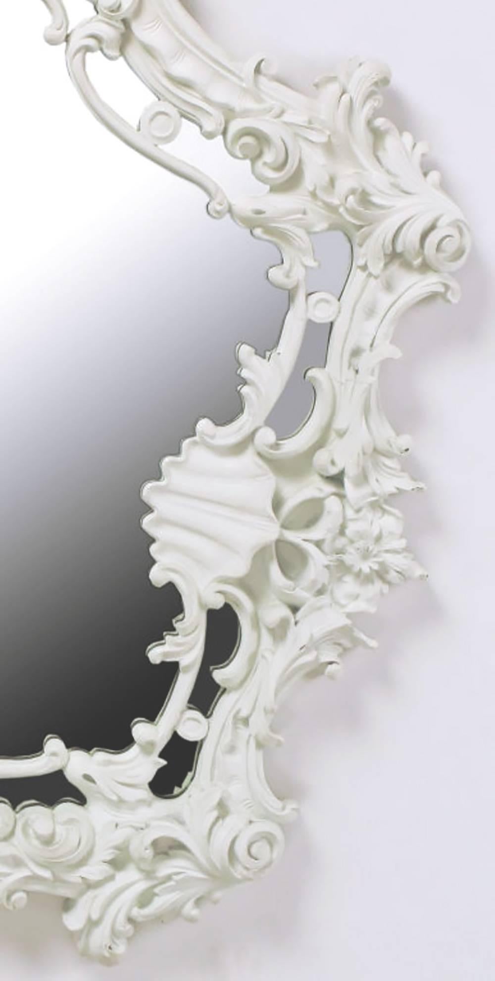 Mid-Century Modern Extraordinaire miroir italien de style rococo en gesso laqué blanc en vente