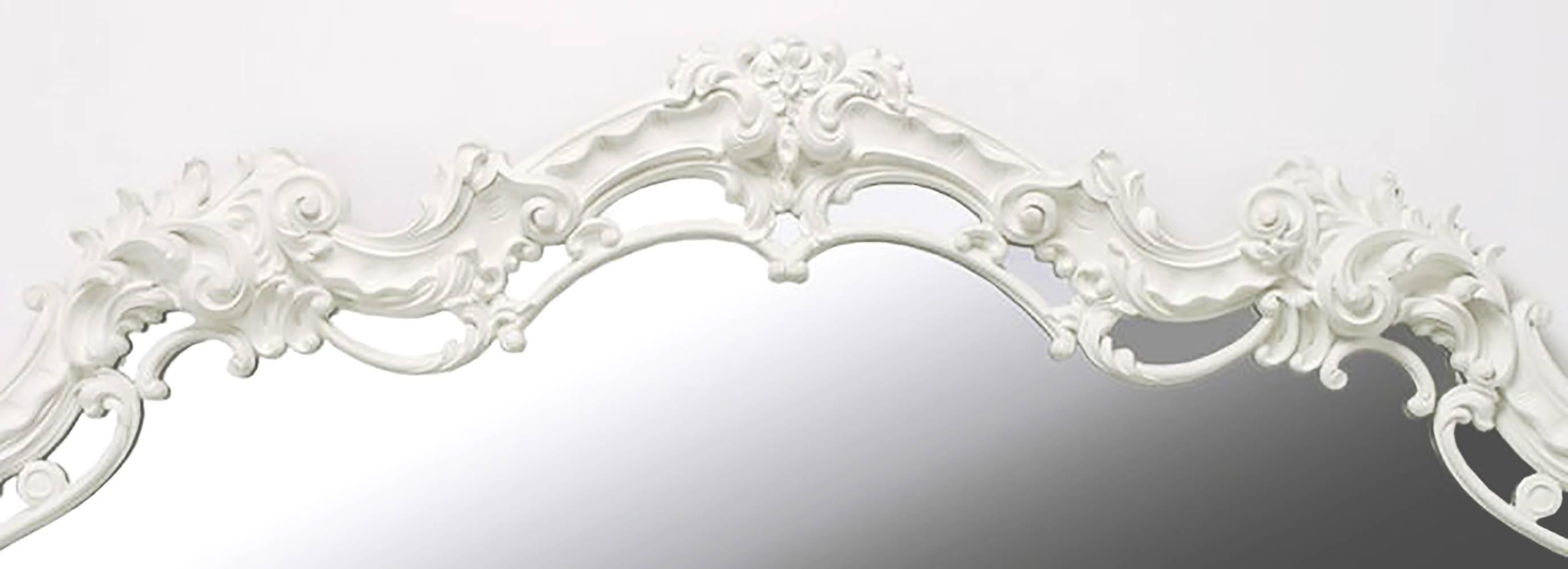 Außergewöhnlicher italienischer Spiegel im Rokoko-Stil aus weiß lackiertem Gesso (Italienisch) im Angebot