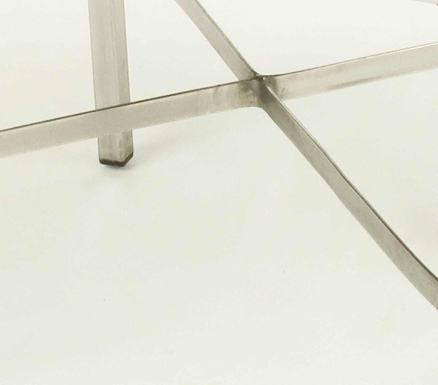 Ein Paar X-Stretcher-Bänke aus poliertem Stahl mit ergänzendem Kunstleder im Angebot 3