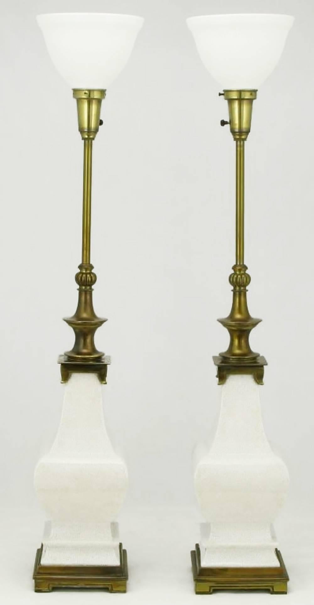 Paar schwere Tischlampen aus Keramik mit weißer Craquelé-Glasur. Patinierte Messingleuchten aus den besten Tagen des amerikanischen Beleuchtungsherstellers Stiffel. Verkauft ohne Schirme.