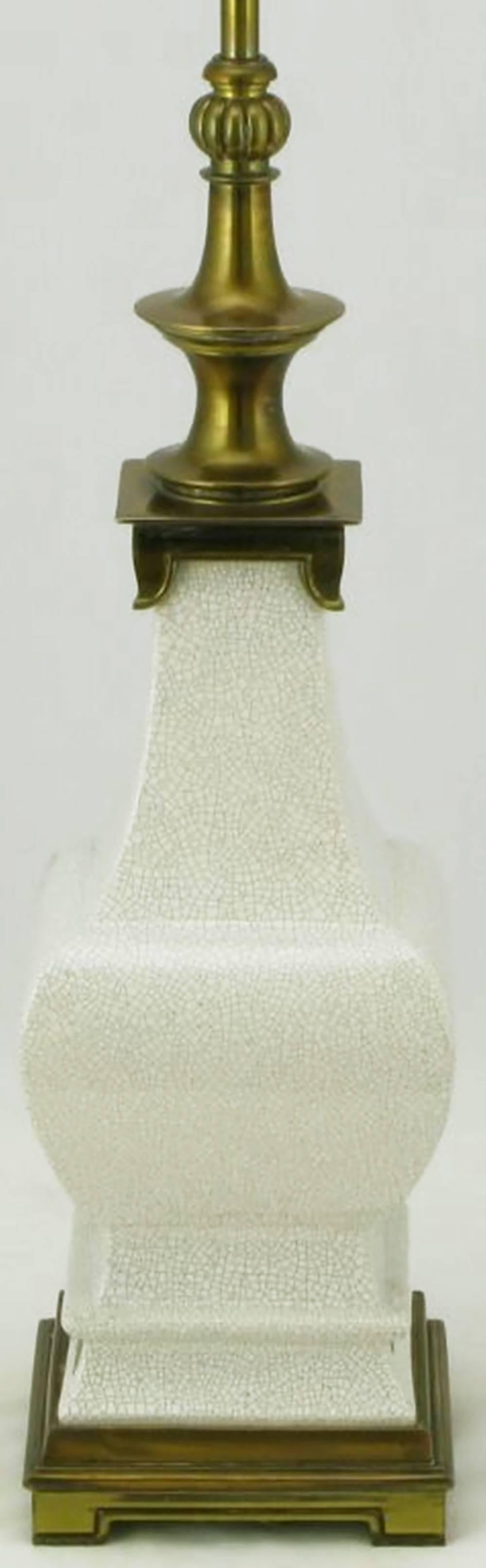 Américain Paire de lampes de bureau Stiffel en céramique émaillée blanche craquelée et laiton en vente