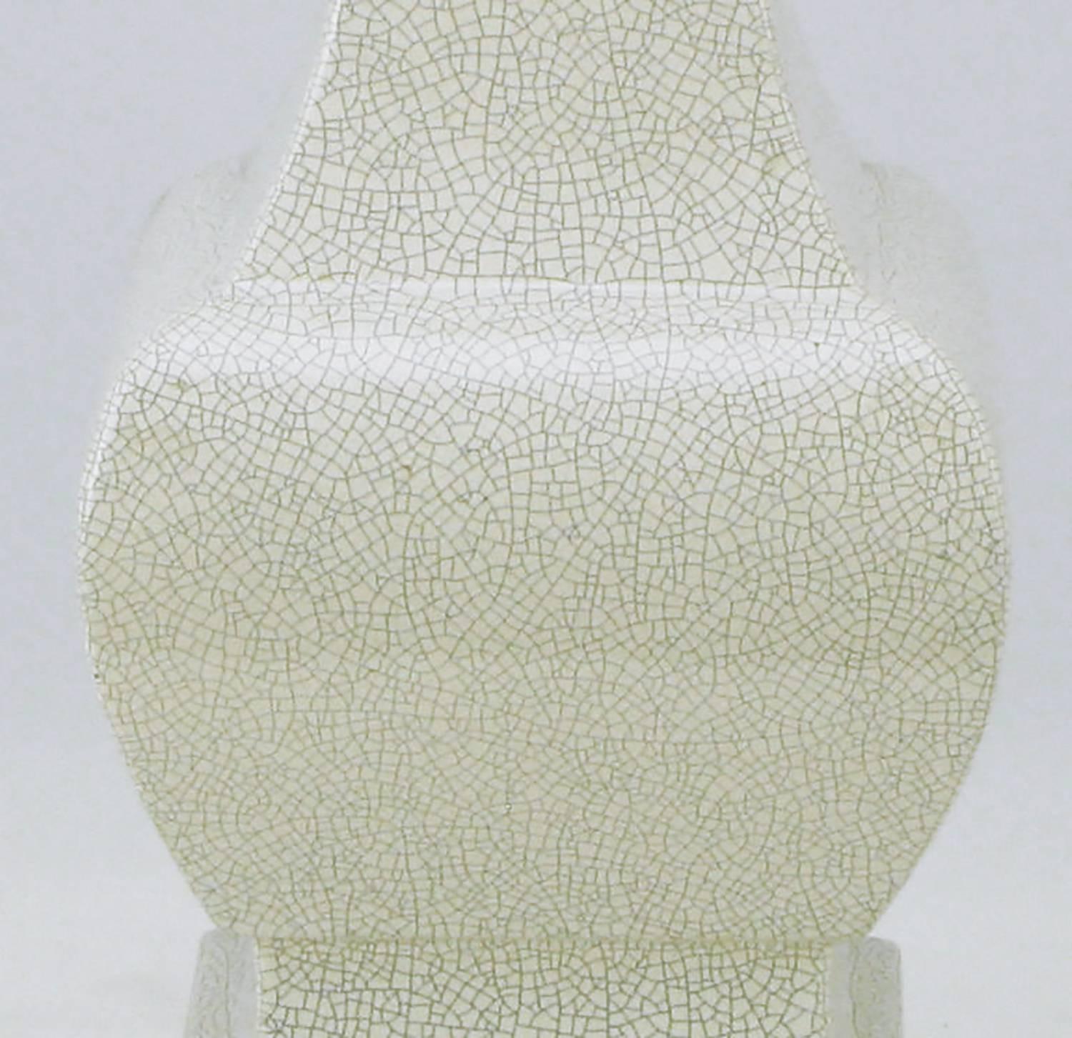 Paar Stiffel Weiß Crackle Tischlampen aus glasierter Keramik und Messing im Zustand „Gut“ im Angebot in Chicago, IL