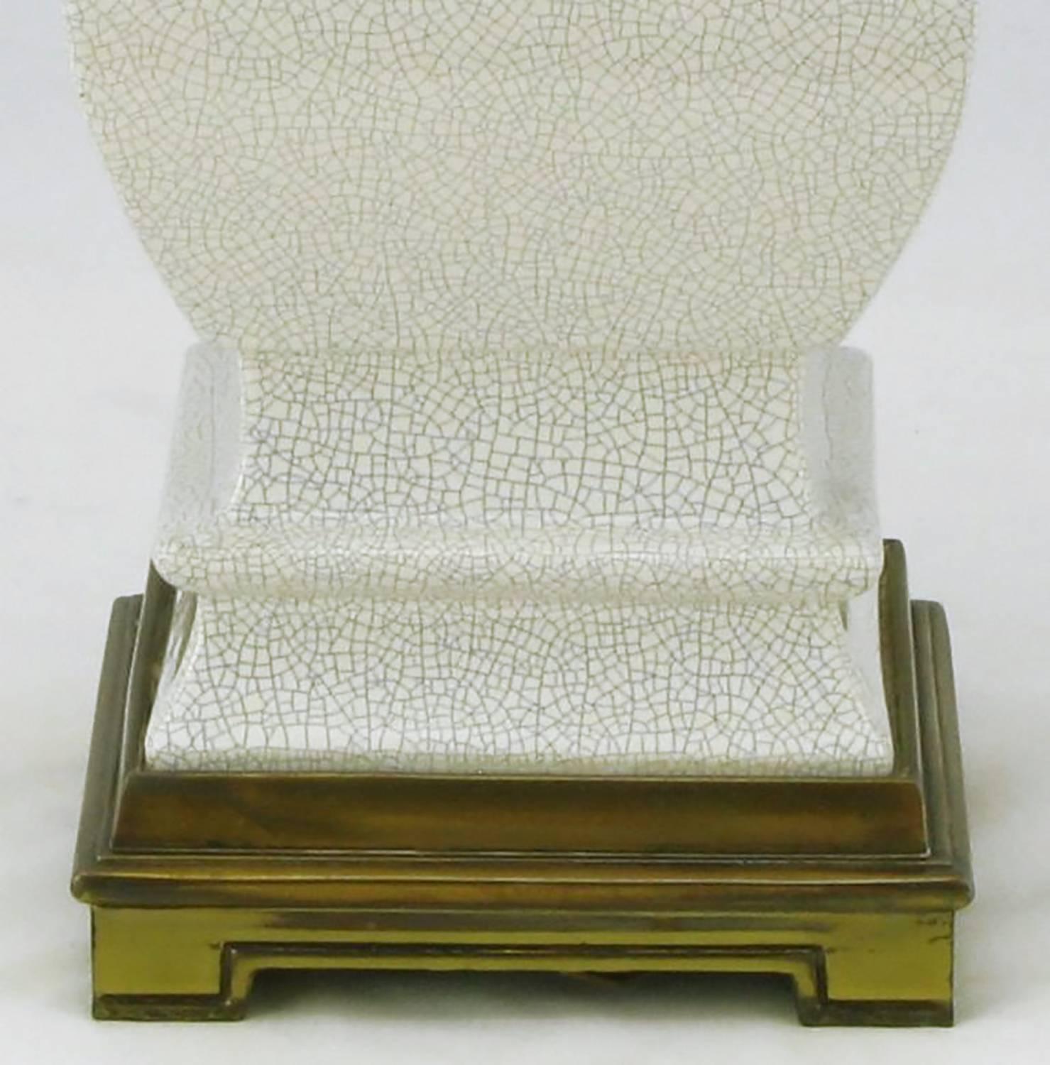 Milieu du XXe siècle Paire de lampes de bureau Stiffel en céramique émaillée blanche craquelée et laiton en vente