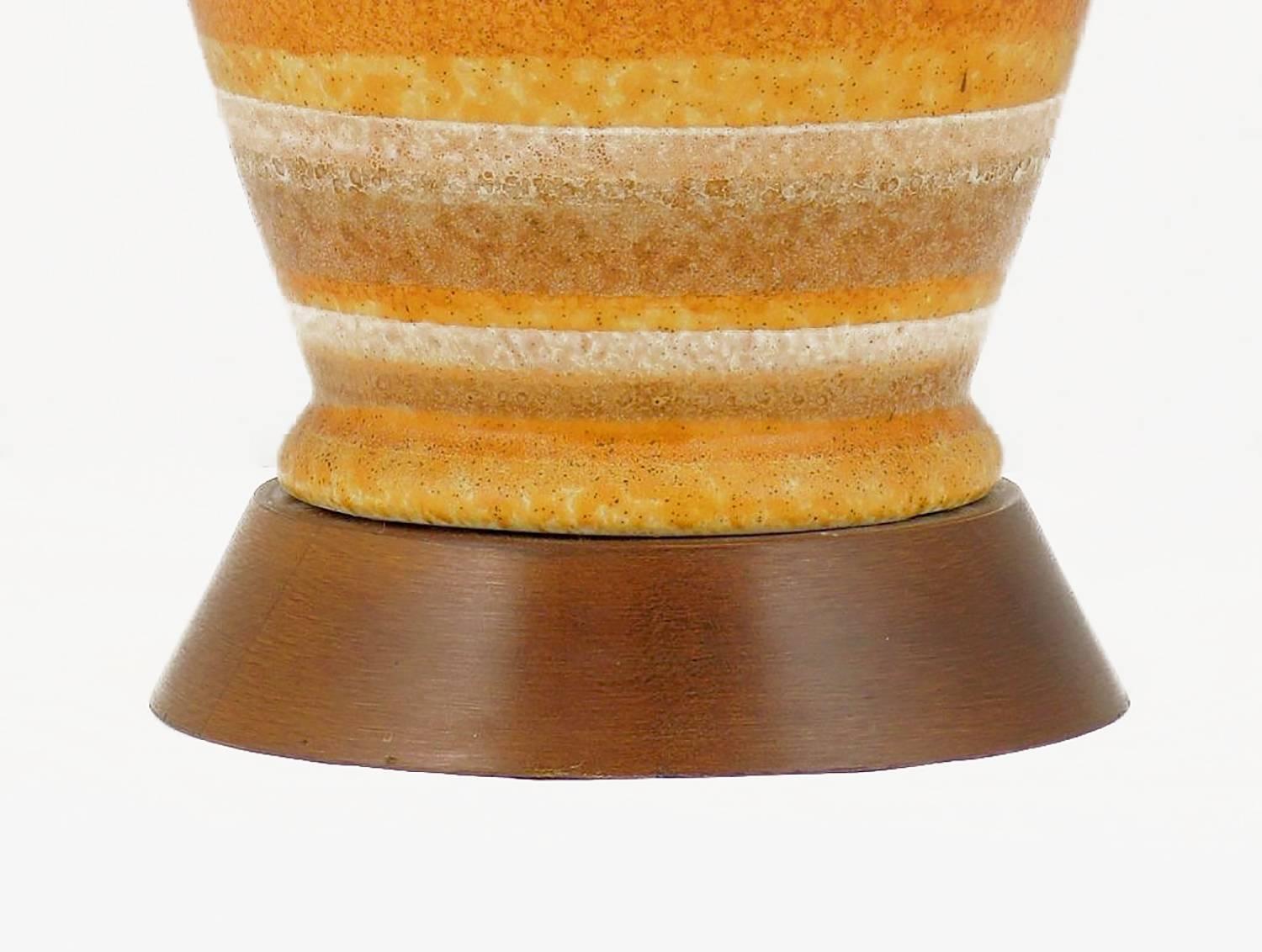 Milieu du XXe siècle Paire de lampes de table en poterie émaillée au sel et rayées en vente