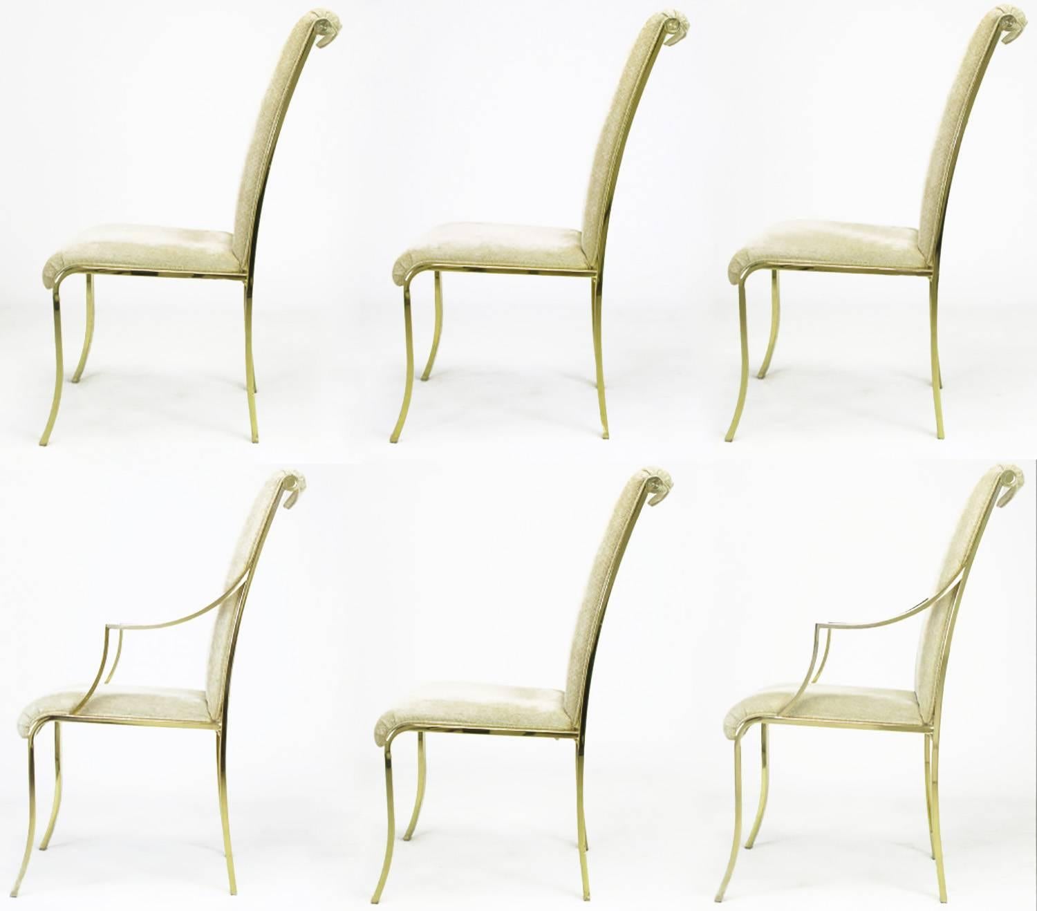Satz von sechs gepolsterten Esszimmerstühlen des Design Institute of America aus Messing und Chenille mit Art-Déco-Details. Vier Beistellstühle und zwei Sessel mit einem dünnen, aber stabilen Flachstangengestell aus Messing. Kurven an den richtigen