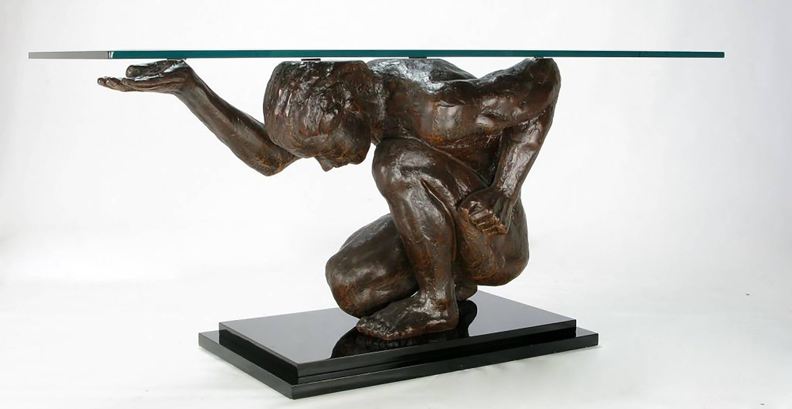 Sculpture en bronze, coulée et laquée de façon experte, représentant une figure de type atlas et supportant un plateau en verre biseauté de 1