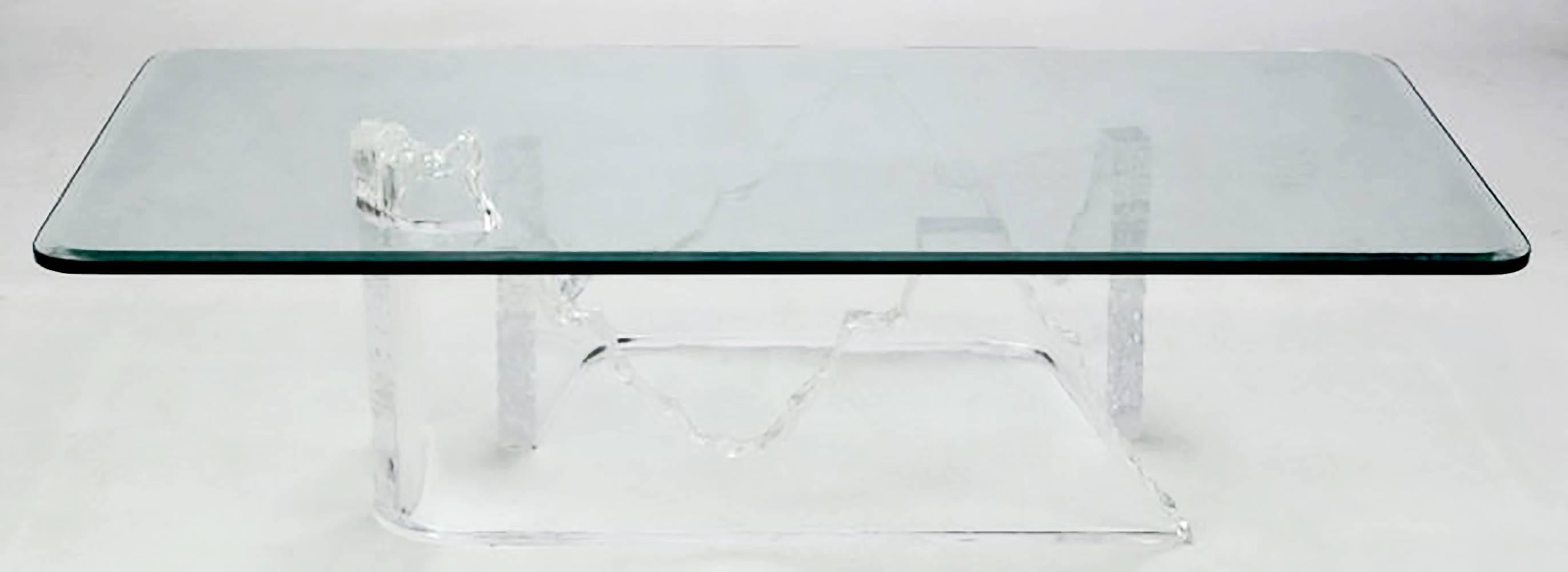 Table basse inhabituelle en Lucite et verre en forme d'iceberg ou de glacier en fusion. Attribuée au lion en givre, la base est constituée de deux pièces épaisses en Lucite, sculptées et pliées, dont une section semble percer le sommet. Il s'agit en