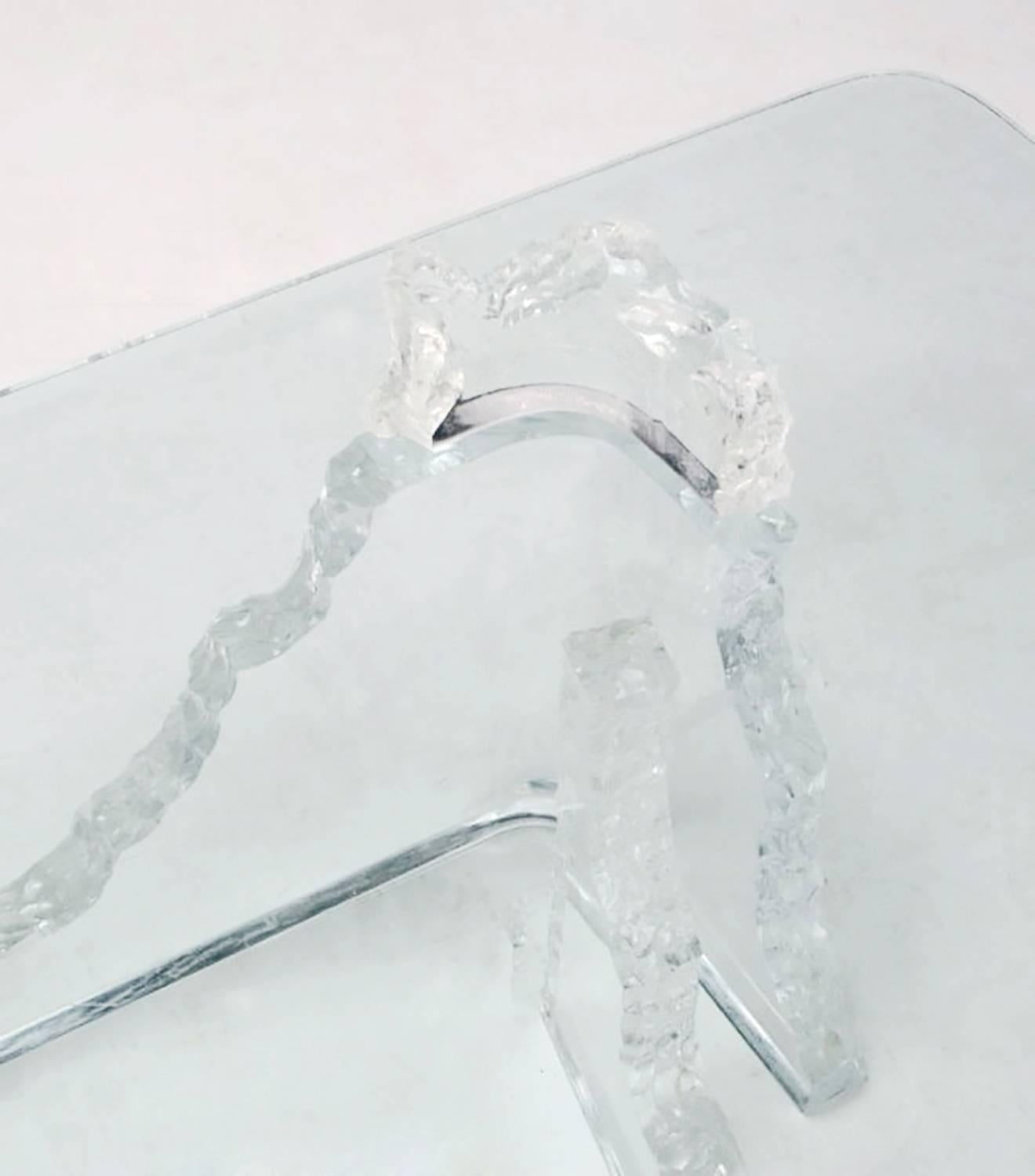 Eisberg-Couchtisch aus Lucite und Glas, Löwe in Frost zugeschrieben im Zustand „Gut“ im Angebot in Chicago, IL