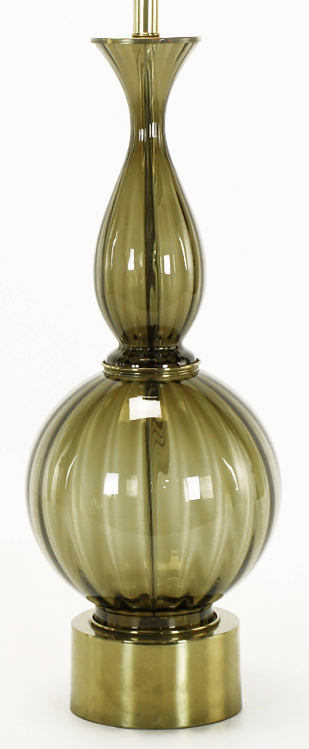 Sinuous-Tischlampe aus geriffeltem und geräuchertem Muranoglas (Moderne der Mitte des Jahrhunderts) im Angebot