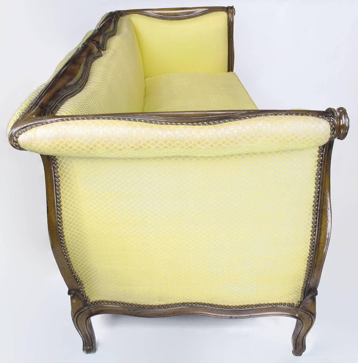 Fin du 20e siècle Elégante canapé de soirée à bras de cheval de style Louis XV bordeaux de Yale en vente