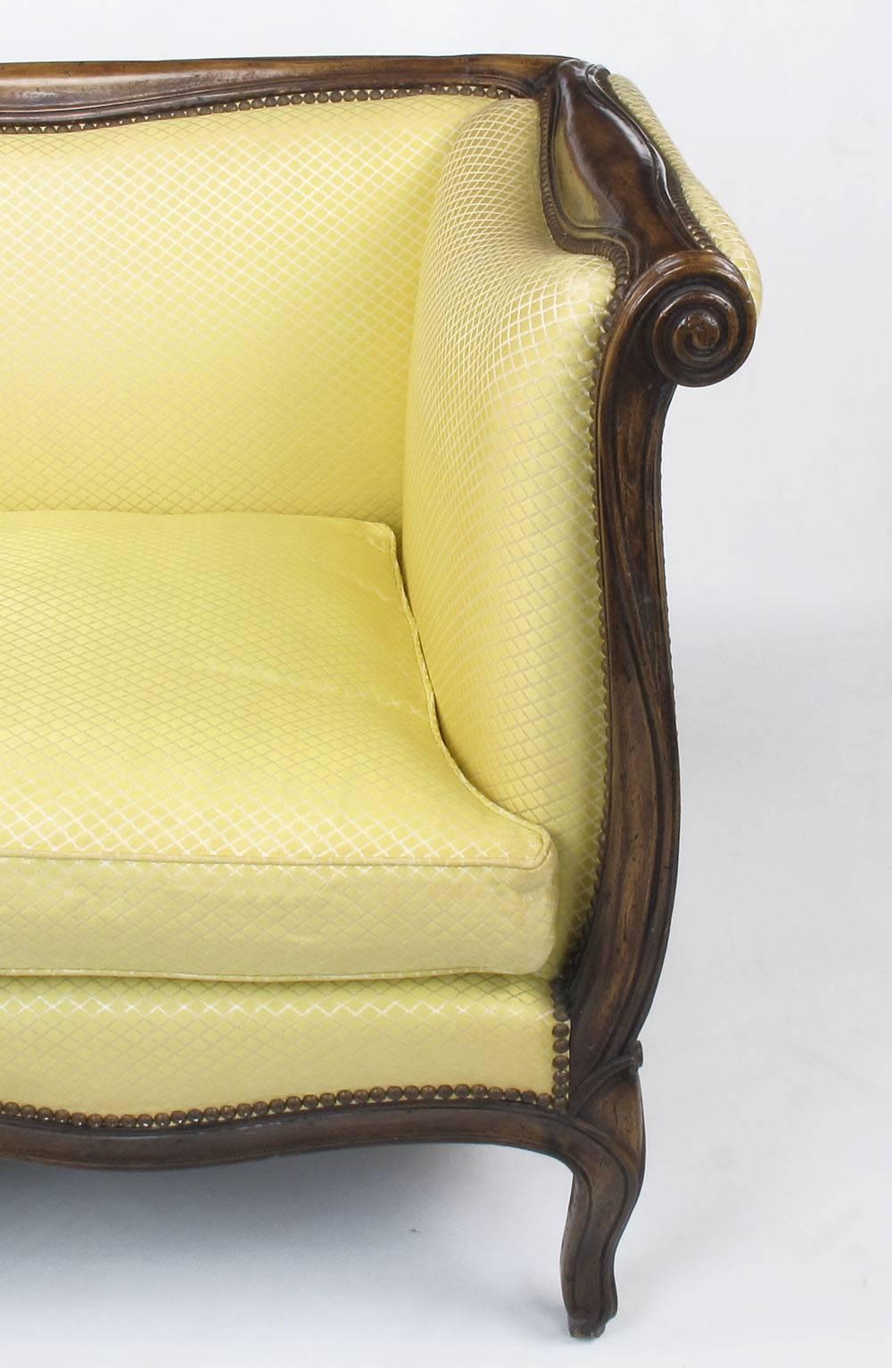 Elegante Divano a bracci pari in stile Luigi XV di Yale Burge in vendita 1