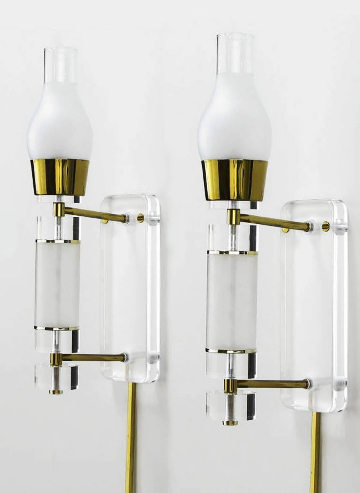 Vielseitiges Paar zylindrischer 24-Zoll-Wandleuchten oder -lampen aus Lucite und Messing mit Stangenarmen aus Messing, die sich von der Lucite-Trägerplatte nach außen erstrecken. Abstandshalter aus Messing und Chrom zwischen den einzelnen Ebenen aus