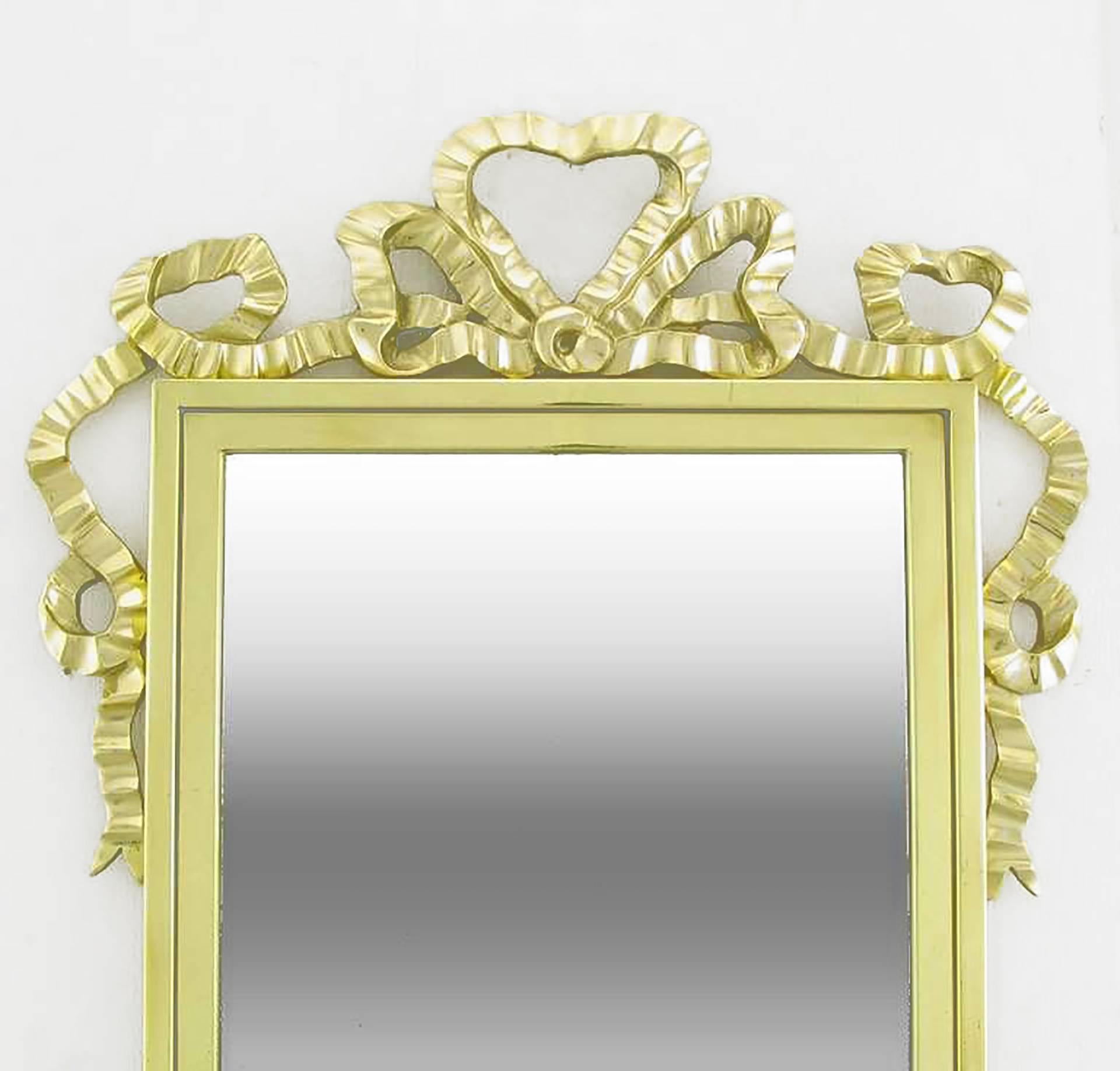 Eleganter Spiegel aus massivem Messing, umrahmt mit Bandfaltenbändern. Italienischer Import, vertrieben durch Decorative Crafts Inc. ein seit über 80 Jahren in Familienbesitz befindliches Unternehmen, das ausschließlich Möbel und feine