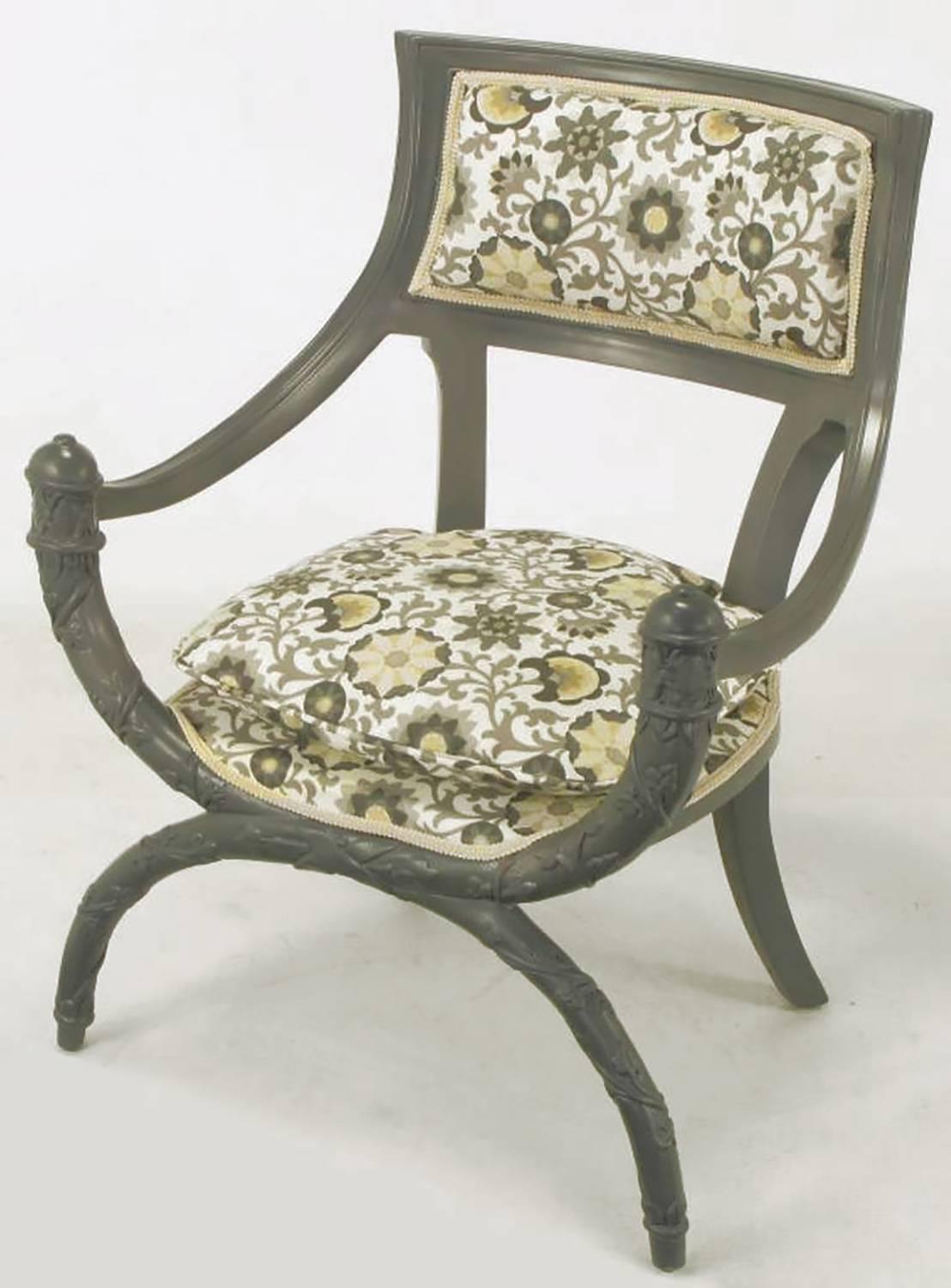 Paar geschnitzte Curule-Stühle aus Holz, schiefergrau lackiert (amerikanisch) im Angebot
