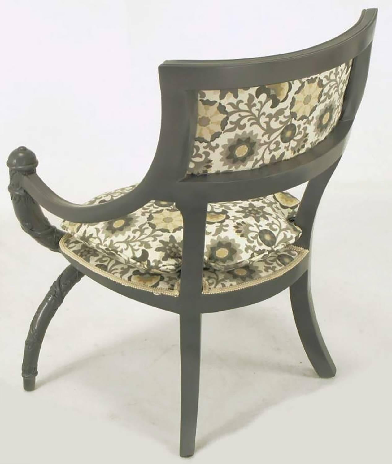 Milieu du XXe siècle Paire de chaises curules en bois sculpté et laqué gris ardoise en vente