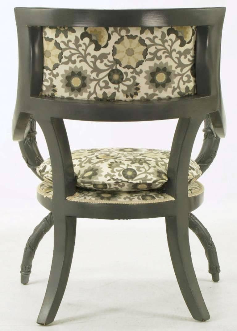 Paar geschnitzte Curule-Stühle aus Holz, schiefergrau lackiert (Polster) im Angebot