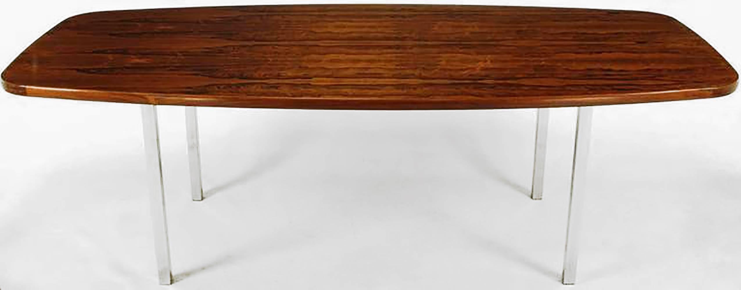 Dunbar Esstisch aus Palisanderholz mit quadratischen Beinen aus poliertem Edelstahl. Er würde sich auch hervorragend als großer Schreibtisch oder kleiner Konferenztisch eignen. Hat eine maßgeschneiderte Glasplatte, die auf Wunsch über das Holz