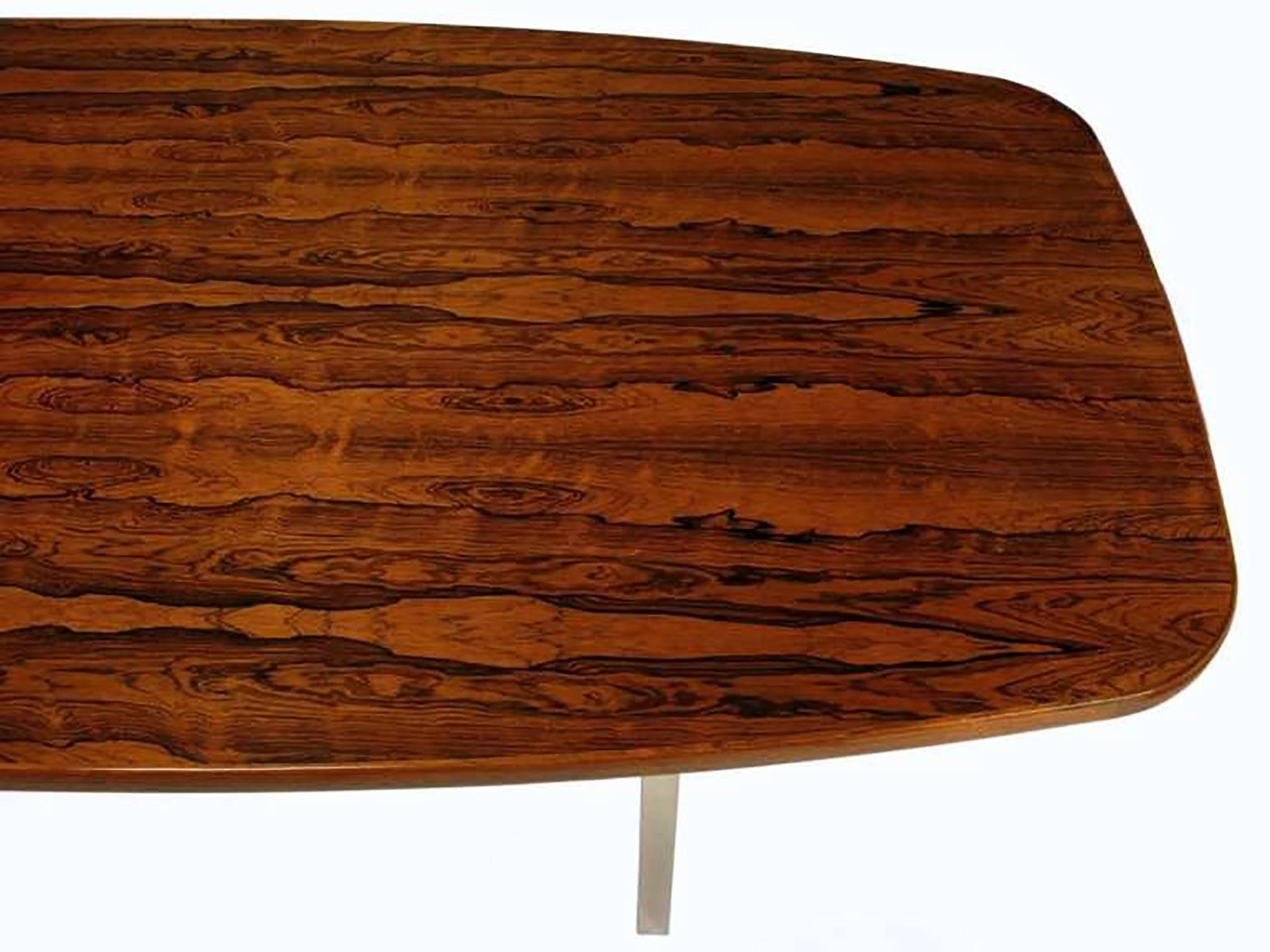 Acier Table de salle à manger Dunbar en bois de rose avec base en acier inoxydable poli en vente