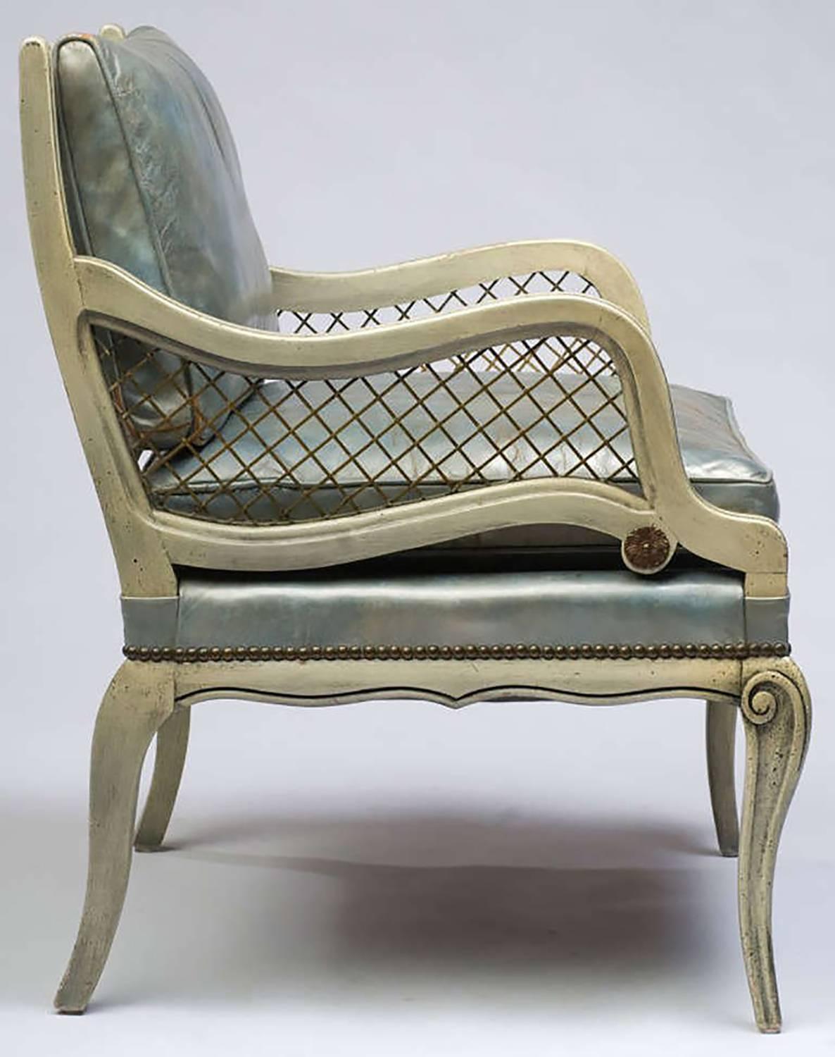 Américain Paire de fauteuils de salon des années 1940 sculptés et laqués avec revêtement en cuir bleu en vente