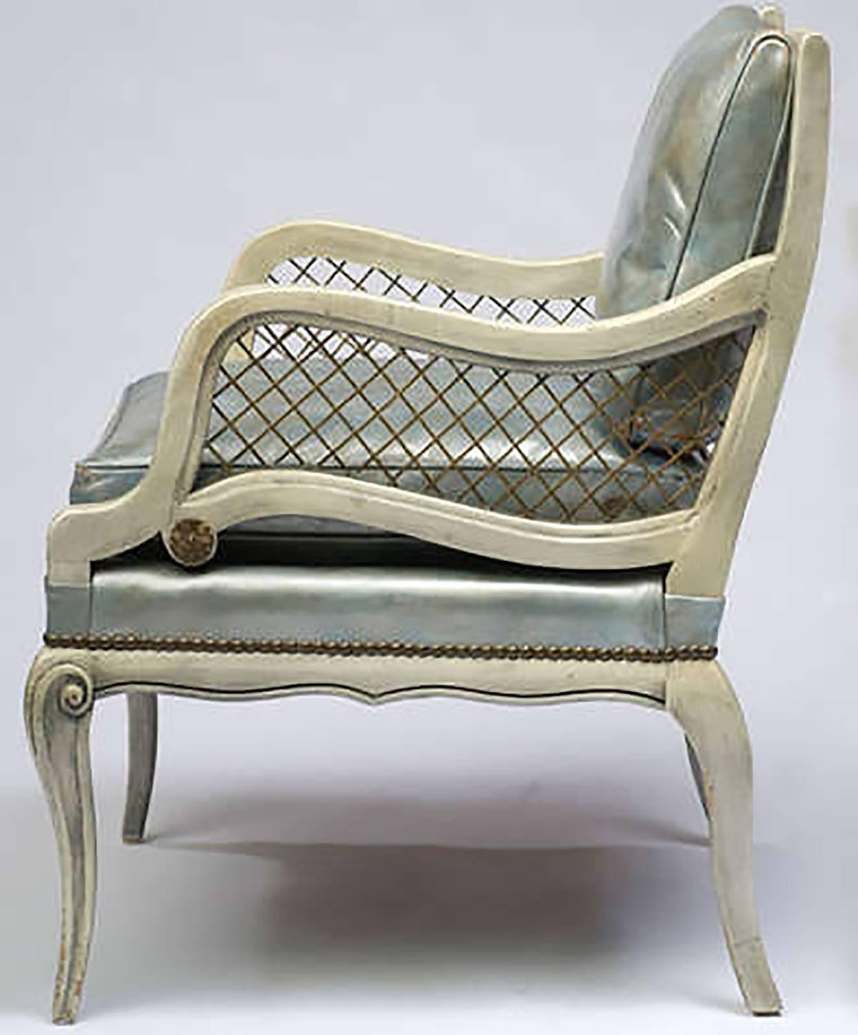 Laqué Paire de fauteuils de salon des années 1940 sculptés et laqués avec revêtement en cuir bleu en vente