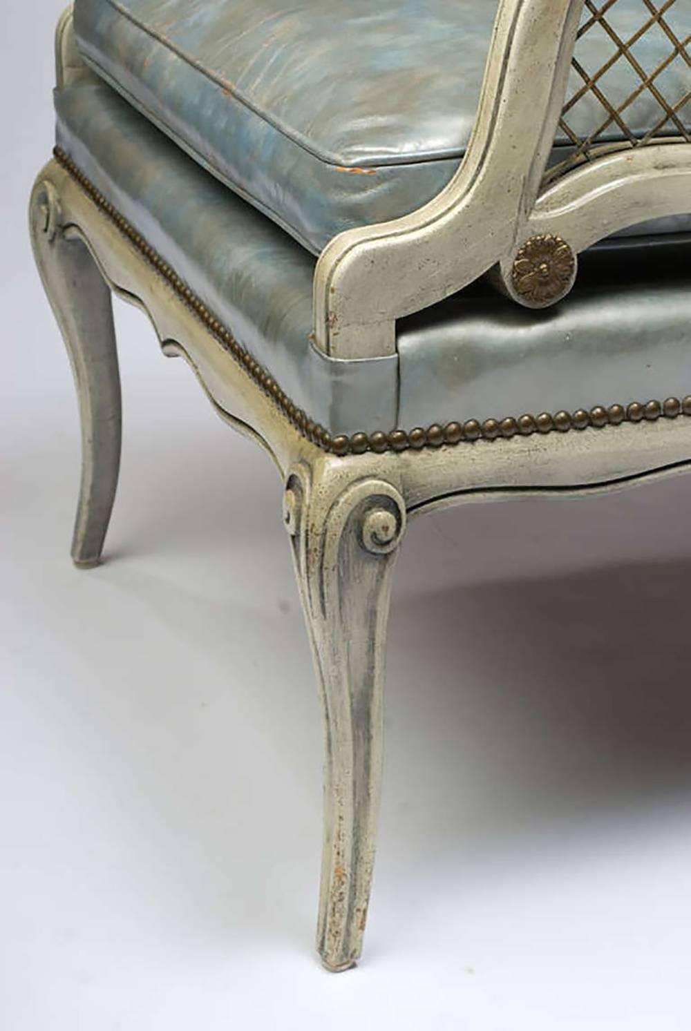 Paire de fauteuils de salon des années 1940 sculptés et laqués avec revêtement en cuir bleu Bon état - En vente à Chicago, IL