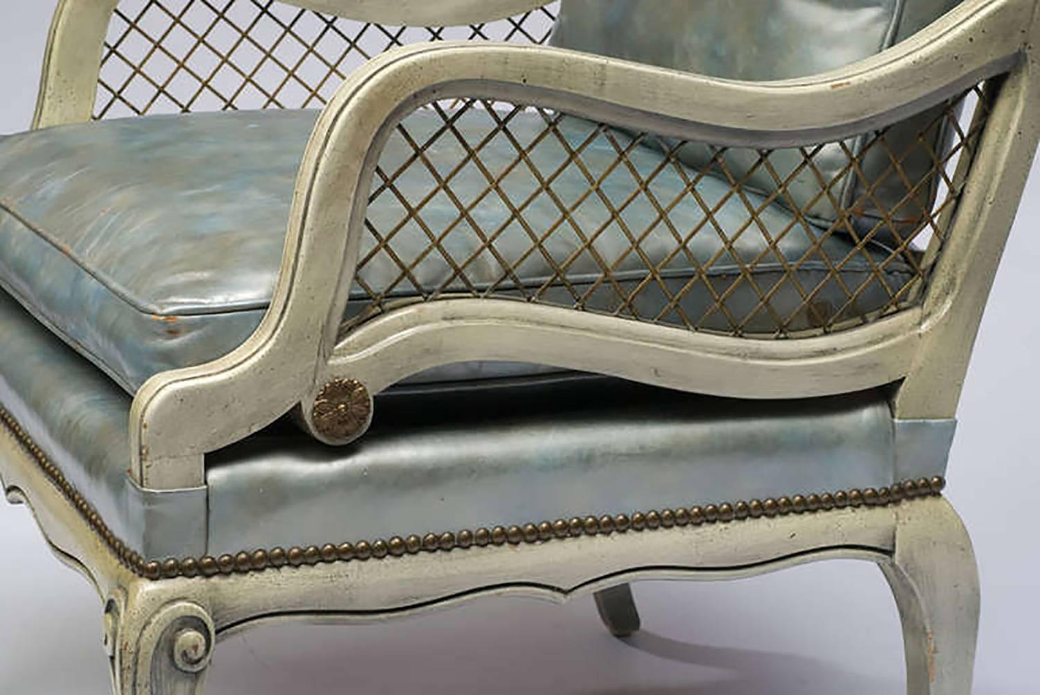 Milieu du XXe siècle Paire de fauteuils de salon des années 1940 sculptés et laqués avec revêtement en cuir bleu en vente
