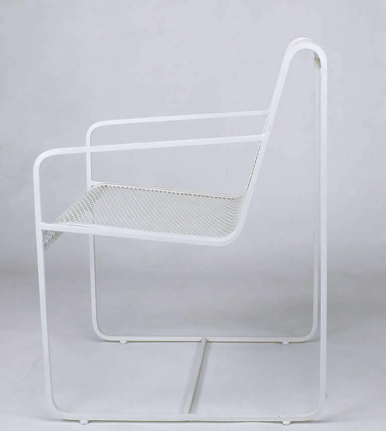 Set aus vier Maurizio Tempestini-Stühlen mit weiß lackiertem Eisengestell und Mesh-Stühlen, rar (amerikanisch) im Angebot