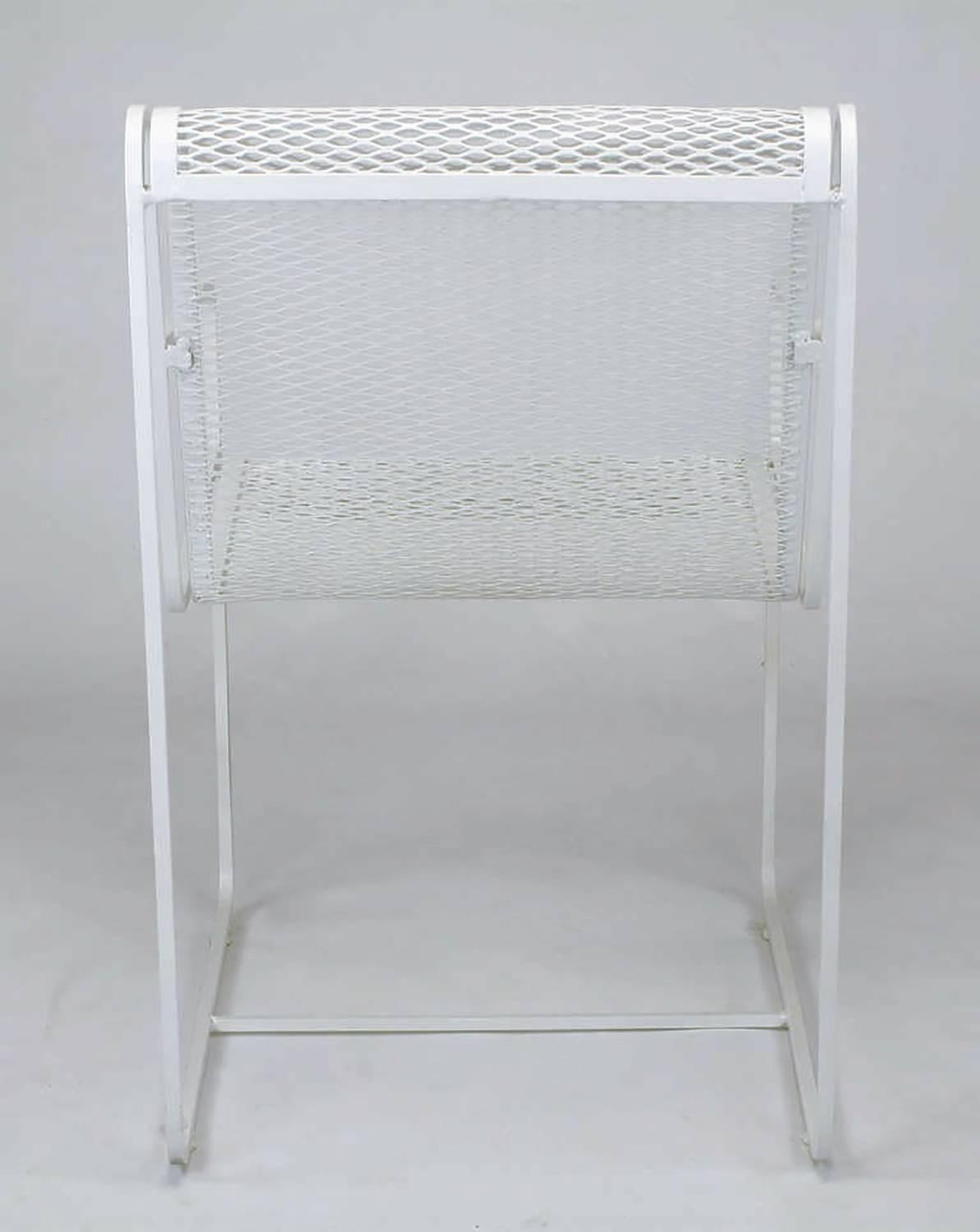 Set aus vier Maurizio Tempestini-Stühlen mit weiß lackiertem Eisengestell und Mesh-Stühlen, rar im Zustand „Hervorragend“ im Angebot in Chicago, IL