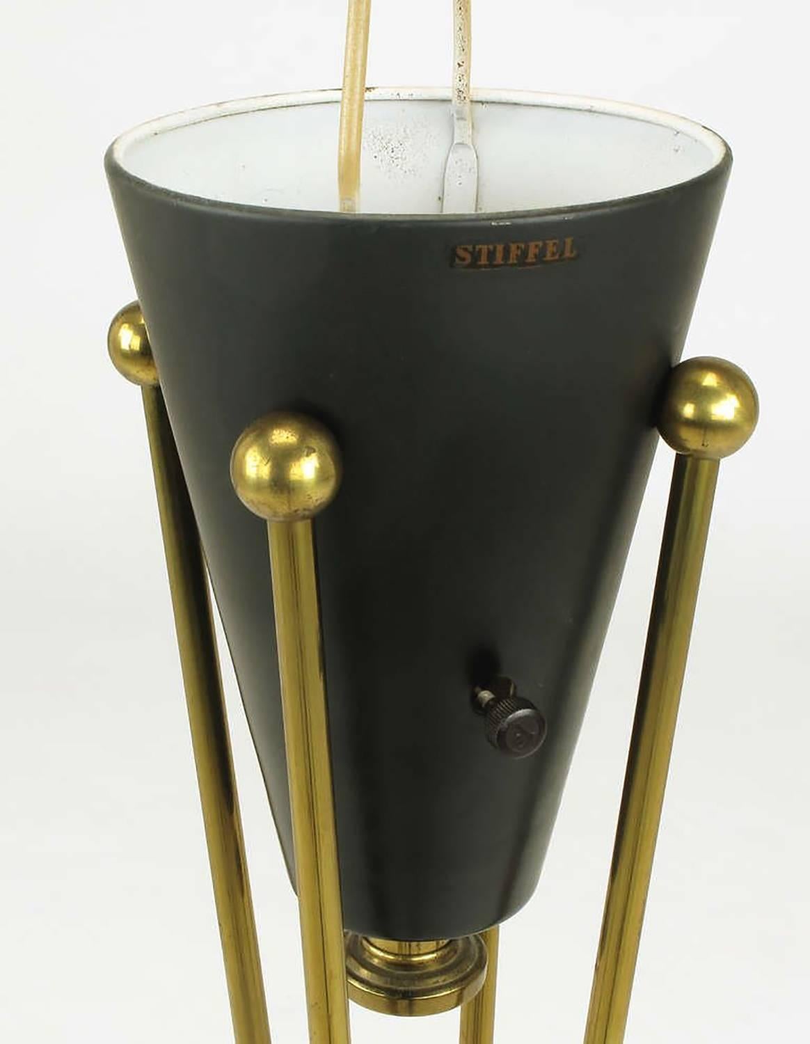 Rare lampe de bureau à suspension Stiffel des années 1950 en laque noire et laiton en vente 1