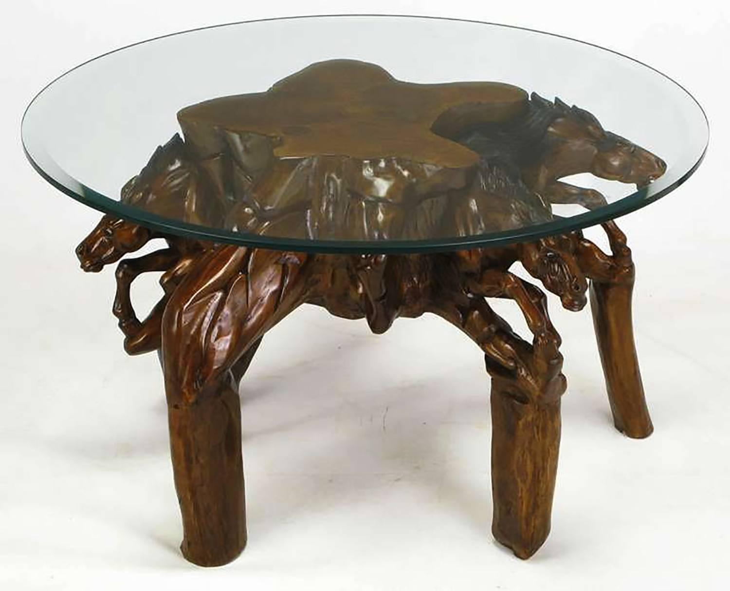 Incroyable table basse en bois sculpté Equine Excellent état - En vente à Chicago, IL