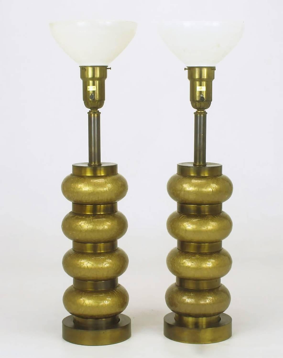 Zwei Paul Hanson-Tischlampen aus vergoldetem Crackle-Glas und Messing mit umgekehrter Verzierung (Moderne der Mitte des Jahrhunderts) im Angebot
