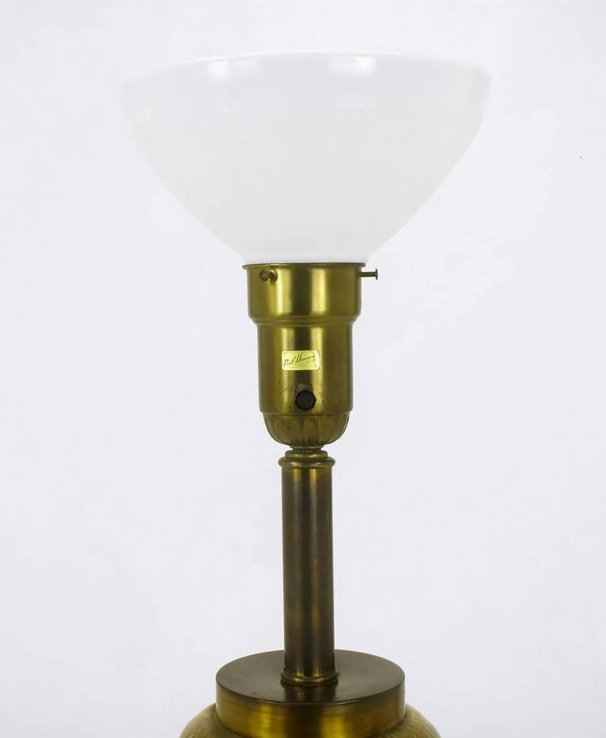 Zwei Paul Hanson-Tischlampen aus vergoldetem Crackle-Glas und Messing mit umgekehrter Verzierung (amerikanisch) im Angebot