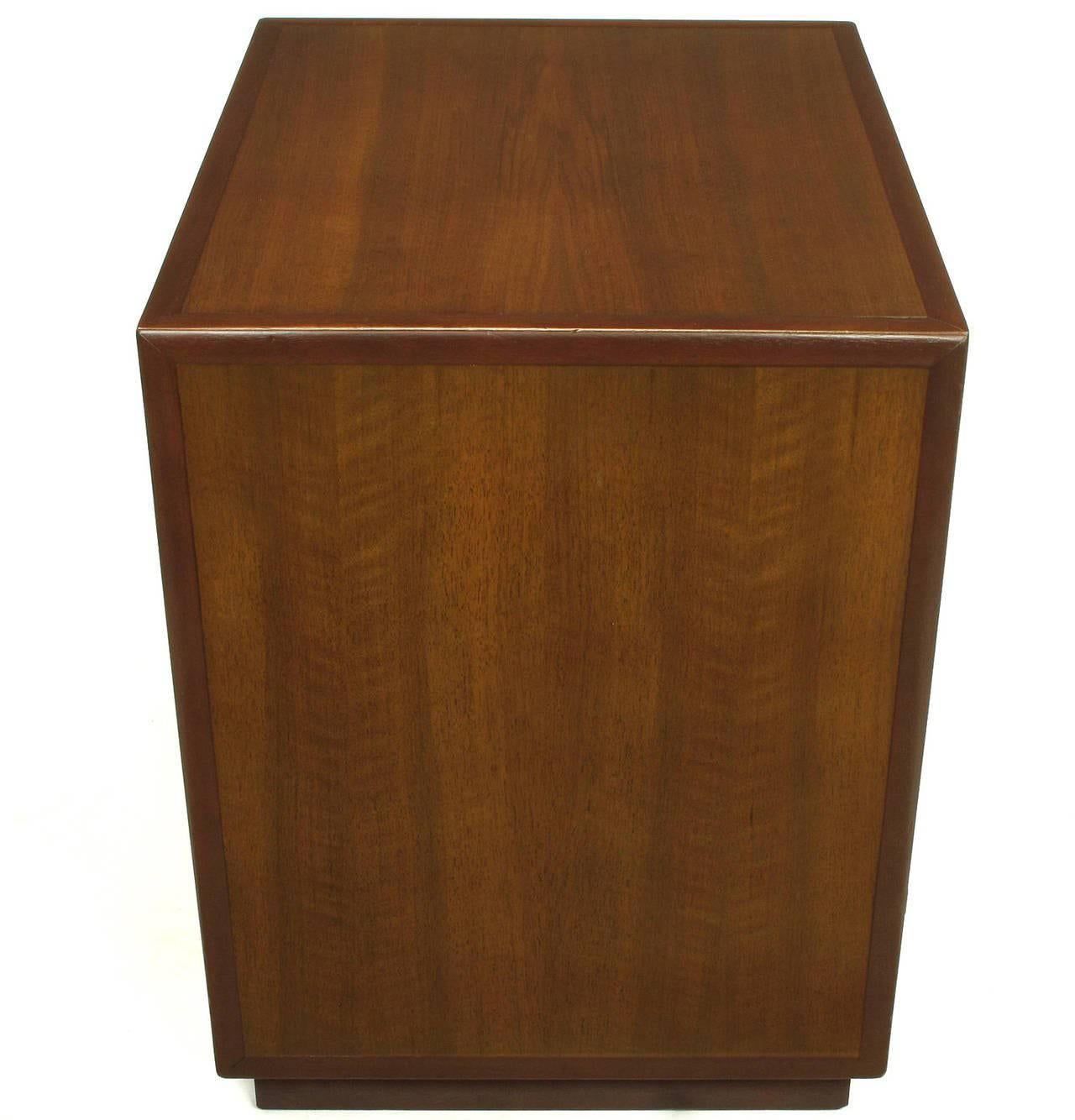Bert England for Widdicomb Mahogany and Laurel Wood Open-Base Nightstands In Excellent Condition In Chicago, IL
