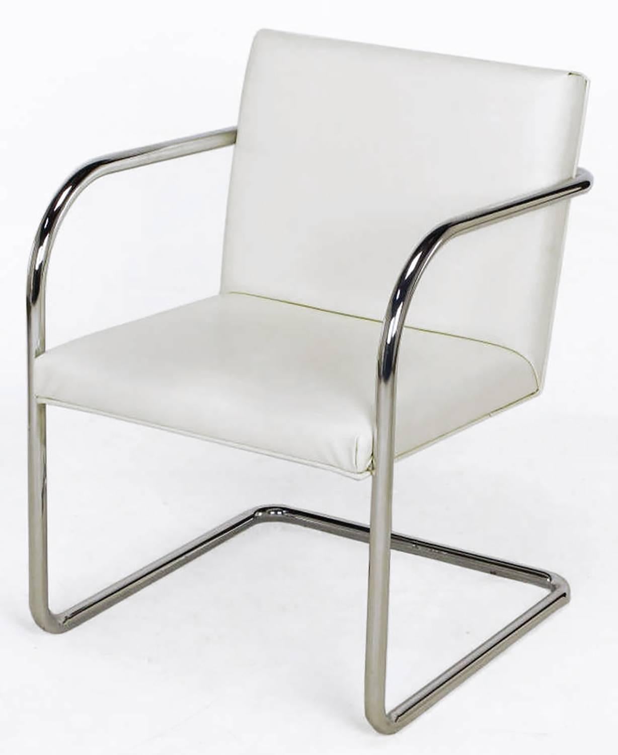 Mid-Century Modern Quatre chaises de salle à manger cantilever en porte-à-faux blanches et chrome Thonet en vente